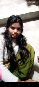 धनवार थाना अंतर्गत करमाटोड़।  पंचायत भलूटांड (रजगडहा) गांव से एक महिला के गुम हो जाने का मामला सामने आया है। प्राप्त जानकारी के अनुसार रसीदन खातून (उम्र लगभग 26 वर्ष), पति शहाबुद्दीन अंसारी, अपने दो छोटे बच्चों के साथ 6 फरवरी 2026 की रात खाना खाकर कमरे में सोने गई थीं।
7 फरवरी की सुबह करीब 5 बजे बच्चों के रोने की आवाज सुनकर परिजनों ने जब कमरे में देखा तो रसीदन खातून वहां मौजूद नहीं थीं। परिजनों ने अपने स्तर से काफी खोजबीन की, मायके और रिश्तेदारों से भी संपर्क किया, लेकिन कहीं कोई सुराग नहीं मिला।
इस संबंध में धनवार थाना में आवेदन देकर महिला की खोजबीन और कानूनी कार्रवाई की मांग की गई है। परिजनों का रो-रोकर बुरा हाल है और  उनके   मासूम बच्चों का रो-रो कर बुरा हाल है ।  प्रशासन से जल्द से जल्द महिला को ढूंढने की अपील की है।