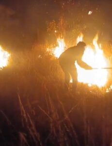 असामाजिक तत्वों ने जंगल में लगाई आग, वन विभाग व ग्रामीणों की तत्परता से टली बड़ी क्षति
मुफ्फसिल थाना क्षेत्र अंतर्गत पंचायत बेरदोगा के टोला खेरोनवा में बीती रात असामाजिक तत्वों द्वारा जंगल में आग लगा दी गई। आग की सूचना मिलते ही प्रभारी वनपाल रोहित कुमार एवं वनरक्षी अशोक कुमार तत्काल मौके पर पहुंचे।
वन विभाग के कर्मियों ने पशुरक्षक, स्थानीय ग्रामीणों तथा पत्रकार तालेश्वर पंडित के सहयोग से तत्परता दिखाते हुए कड़ी मशक्कत के बाद आग पर काबू पाया, जिससे बड़ी क्षति होने से बच गई।
इस संबंध में प्रभारी वनपाल रोहित कुमार ने बताया कि आग लगाने वाले लोगों की पहचान की जा रही है। दोषियों का पता लगाकर उनके विरुद्ध कड़ी कानूनी कार्रवाई की जाएगी।
उन्होंने ग्रामीणों से अपील की कि जंगलों में आग न लगाएं, क्योंकि इससे पेड़-पौधों, वन्य जीवों और पर्यावरण को भारी नुकसान पहुंचता है।