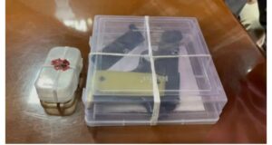 गिरिडीह। पुलिस अधीक्षक डॉ. विमल कुमार ने गुरुवार को आयोजित पत्रकार वार्ता में नगर निकाय चुनाव 2026 के बाद हुई हिं,सक घटना के मामले में की गई कार्रवाई का खुलासा किया। उन्होंने बताया कि 23 फरवरी को वार्ड संख्या 18 के उत्क्रमित प्राथमिक विद्यालय, आजाद नगर, पचंबा मतदान केंद्र से मात्र 200 मीटर दूर हुई फा,यरिंग की घटना के संबंध में नगर थाना कांड संख्या 16/2026 दर्ज किया गया था।
गुप्त सूचना पर पुलिस ने मुख्य आरोपी हर्ष श्रीवास्तव उर्फ टुसू (22 वर्ष), झिंझरी मोहल्ला निवासी को गिरिडीह-टुंडी मुख्य मार्ग पर बुटबरिया गांव के पास से दबोच लिया गया। आरोपी की निशानदेही पर 7.65 एमएम का देशी पि,स्टल, एक जिंदा गो,ली और एक खोखा बरामद हुआ था 
प्रेसवार्ता के दौरान एसपी ने बताया कि घटना की गंभीरता को देखते हुए एसडीपीओ के नेतृत्व में एसआईटी गठित की गई थी। पहले ही पांच आरोपियों—शिवम कुमार श्रीवास्तव उर्फ शिवम आजाद, अमित विश्वकर्मा, आकाश हांडी, मंजीत पासवान और किशोर पासवान को गिरफ्तार कर कोर्ट में पेश किया जा चुका है। उनके कब्जे से भी 7.65 एमएम देशी पि,स्टल व दो जिंदा गो,लियां जब्त हुईं थी।
डॉ. विमल कुमार ने स्पष्ट किया कि गिरफ्तार हर्ष श्रीवास्तव का आपराधिक इतिहास रहा है। नगर थाना कांड 153/25 में भी उसका नाम दर्ज है। इस कार्रवाई में जिले के थाना प्रभारियों व विशेष पुलिस टीम ने अहम भूमिका निभाई। एसपी ने चेतावनी दी कि चुनावी हिं,सा फैलाने वालों के खिलाफ सख्ती जारी रहेगी।