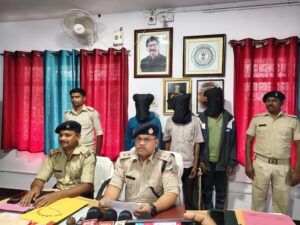 *प्रेस विज्ञप्ति*
*===================*
*गोड्डा पुलिस*
*दिनांक-18.03.2026*
*देवडाँड़ थाना*
*===================*
दिनांक-17.03.2026 को सुबह में सूचना मिली कि देवडाँड़ थाना अन्तर्गत ग्राम डांगा विशु टोला में टांगी से मार कर एक ही परिवार के तीन लोगों की हत्या कर दी गई है। इस संबंध में वरीय पदाधिकारी को सूचित करते हुए त्वरित गश्ती दल के साथ जाकर घटना का सत्यापन किया गया, जिसमें एक परिवार के तीन सदस्य 1. दरबारी मुर्मू 2. मक्कु बास्की 3. जीतराम मुर्मू की धारधार हथियार से सर पर वार कर हत्या कर दी गई है। छानबीन के दौरान में पता चला कि इनके गोतिया लोगों के द्वारा ही घटना को अंजाम दिया गया है। इस संदर्भ में वादिनी के लिखित आवेदन के आधार पर देवडाँड़ थाना कांड सं0-10/2026 सुसंगत धाराओं में दर्ज की गई है। अनुसंधान के दौरान कांड के मुख्य तीन आरोपी को गिरफ्तार किया गया है। गिरफ्तारी पश्चात तीनों अभियुक्तों द्वारा स्वीकारोक्ति बयान में कांड में अपनी संलिप्ता स्वीकार किये एवं घटना में प्रयुक्त दो कुल्हाड़ी को उनके निशानदेही पर बरामद किया गया है। कांड में संलिप्त अन्य अभियुक्तों कि गिरफतारी हेतु छापामारी की जा रही है। गिरफतार अभियुक्तो को न्यायिक अभिरक्षा में भेजी जा रही है।
*गिरफ्तार अभियुक्त का नाम पता :-*
1. संतलाल मुर्मू उम्र करीब 28 वर्ष पिता स्व० बाबुन मुर्मू
2. हेमलाल मुर्मू उम्र करीब 23 वर्ष पिता स्व० बाबुन मुर्मू
3. तालाबाबु मुर्मू उम्र करीब 27 वर्ष पिता-बबई मुर्मू तीनों सा०-डांगा विशु टोला, थाना देवडाँड़, जिला-गोड्डा
*जप्त सामानो की विवरणी :-*
1. घटना में प्रयुक्त खून लगा दो कुल्हाड़ी/टांगी
*छापामारी दल में शामिल सदस्यों का नाम :-*
1. पु०अ०नि० अमित मार्की थाना प्रभारी, देवडाँड़ थाना
2. पु०अ०नि० महाबीर पंडित, थाना प्रभारी, पोडैयाहाट थाना
3. पु०अ०नि० मुकेश कुमार, पोडैयाहाट थाना
4. स०अ०नि० रामानंद सरस, देवडाँड़ थाना
5. स०अ०नि० कालीदास हांसदा, देवडाँड़ थाना
6. थाना रिर्जव गार्ड