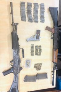 *प्रेस विज्ञप्ति*
======================
*हजारीबाग पुलिस*
*दिनांक: 22.03.2026*
======================
*उरीमारी ओ०पी० क्षेत्र में प्रतिबंधित टी०एस०पी०सी० उग्रवादी संगठन के विरुद्ध बड़ी कार्रवाई, 08 अपराधी हथियार के साथ गिरफ्तार*
हजारीबाग जिला अंतर्गत उरीमारी ओ०पी० क्षेत्र में प्रतिबंधित उग्रवादी संगठन टी०एस०पी०सी० के विरुद्ध पुलिस को बड़ी सफलता प्राप्त हुई है। दिनांक 21.03.2026 को गुप्त सूचना प्राप्त हुई कि उरीमारी ओ०पी० अंतर्गत कोलियरी क्षेत्र में प्रतिबंधित उग्रवादी संगठन के कुछ सदस्य किसी बड़ी आपराधिक घटना को अंजाम देने की योजना बना रहे हैं। प्राप्त सूचना के आलोक में पुलिस अधीक्षक, हजारीबाग के निर्देशानुसार एक विशेष छापामारी दल का गठन किया गया। गठित टीम द्वारा त्वरित कार्रवाई करते हुए ग्राम आसवा एवं गुडकुवा के समीप पहुँचने पर ग्राम उरेज की ओर से एक संदिग्ध सफेद बोलेरो वाहन तेज गति से आता हुआ दिखाई दिया। पुलिस वाहन को देखकर चालक वाहन को मोड़कर भागने लगा। पुलिस द्वारा पीछा किए जाने पर वाहन असंतुलित होकर सड़क किनारे पुल एवं पेड़ से टकराकर दुर्घटनाग्रस्त हो गया। वाहन में सवार व्यक्तियों द्वारा भागने का प्रयास किया गया, किन्तु छापामारी दल द्वारा चारों ओर से घेराबंदी कर सभी को पकड़ लिया गया। तलाशी के दौरान वाहन में सवार दो व्यक्तियों के पास इंसास राइफल पाई गई। पूछताछ के क्रम में सभी ने अपने नाम एवं पते बताए। प्रारंभिक जांच में यह तथ्य सामने आया कि गिरफ्तार अभियुक्त प्रतिबंधित टी०एस०पी०सी० संगठन के जोनल कमांडर भीखन गंझू एवं सब-जोनल कमांडर दिनेश जी उर्फ रवि राम के संपर्क में रहकर विभिन्न जिलों में संगठन का संचालन कर रहे थे। ये लोग लेवी वसूली, धमकी एवं क्षेत्र में दहशत फैलाने का कार्य करते थे।उल्लेखनीय है कि दिनांक 12.02.2026 को रामगढ़ जिला के पतरातु (सरैया) क्षेत्र में हुई फायरिंग की घटना में भी इनकी संलिप्तता पाई गई है, जिसमें ऑटोमेटिक हथियारों से दो दर्जन से अधिक राउंड फायरिंग की गई थी।
पुलिस की तत्परता एवं सूझबूझ से इन सभी को एक बड़ी घटना को अंजाम देने से पूर्व ही गिरफ्तार कर लिया गया।
*गिरफ्तारीः-*
1. सुनिल मुण्डा उम्र करीब 27 वर्ष पे०-स्व० भुखन मुण्डा सा०-सिरम थाना-बालुमाथ, जिला-लातेहार
2. विरेन्द्र मुण्डा उम्र करीब 20 वर्ष पिता-सावना मुण्डा सा०-सिरम थाना-बालुमाथ जिला-लातेहार
3. सुरेन्द्र मुण्डा उम्र करीब 30 वर्ष पिता-सावना मुण्डा सा०-सिरम थाना-बालुमाथ जिला-लातेहार
4. लालमोहन मुण्डा उम्र करीब 22 वर्ष पे०-सुरेश मुण्डा सा०-सिरम थाना-बालुमाथ, जिला लातेहार
5. अनिल मुण्डा उम्र करीब 18 वर्ष पे०-स्व० भुखन मुण्डा सा०-सिरम थाना-बालुमाथ, जिला लातेहार
6. रविन्द्र गंझू उर्फ रिंकु उम्र करीब 19 वर्ष पिता-श्री जगदीश गंझू सा०-केरी मुरपा थाना-बालुमाथ जिला-लातेहार
7. सत्येन्द्र गंझू उर्फ सन्दु उम्र करीब 25 वर्ष पिता जगदीश गंझू सा०-केरी मुरपा थाना-बालुमाथ जिला-लातेहार 8. संजय मुण्डा उम्र करीब 34 वर्ष पिता-श्री बलकाहा मुण्डा सा०-हेसालौंग थाना-मैक्लुस्कीगंज जिला-राँची
*बरागदगीः-*
1. 5.56 एम०एम० इंसास राईफल-02
2. 5.56 एम०एम जिन्दा गोली-90
3. 7.62 एम०एम जिन्दा गोली-37
4. 7.65 एम०एम जिन्दा गोली-26
5. 9 एम०एम० जिन्दा गोली-21
6. देशी पिस्टल-01
7. बोलेरो गाडी-01
8. मोबाईल-07
*छापामारी दलः-*
1. पु०अ०नि० राणा भानुप्रताप सिंह, थाना प्रभारी, गिद्दी थाना, हजारीबाग।
2. पु०अ०नि० रथु उराँव ओ०पी० प्रभारी उरीमारी, हजारीबाग।
3. पु०अ०नि० निशांत केरकेट्टा थाना प्रभारी, लोहसिंहना हजारीबाग।
4. पु०अ०नि० वेद प्रकाश पाण्डेय, पेलावल ओ०पी० प्रभारी, हजारीबाग।
5. तकनीकि शाखा एवं नक्सल शाखा के पदाधिकारी एवं कर्मी, हजारीबाग।
======================
*पुलिस अधीक्षक,*
*हजारीबाग*