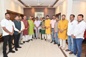 *मुख्यमंत्री सचिवालय*
*प्रेस विज्ञप्ति -- 148/2026*
*25 मार्च 2026*
*मुख्यमंत्री आवासीय कार्यालय, रांची*
========================
*मुख्यमंत्री श्री हेमन्त सोरेन से आज कांके रोड, रांची स्थित मुख्यमंत्री आवासीय कार्यालय में "रामनवमी महोत्सव" के मद्देनज़र विभिन्न प्रतिनिधिमंडलों ने शिष्टाचार भेंट की। इस अवसर पर प्रतिनिधिमंडल के सदस्यों ने मुख्यमंत्री को आगामी 27 मार्च 2026 को रामनवमी महोत्सव के शुभ अवसर पर आयोजित होने वाली भव्य शोभायात्रा में सपरिवार सम्मिलित होने हेतु सादर आमंत्रित किया। मुख्यमंत्री ने सभी आमंत्रणों को हर्षपूर्वक स्वीकार किया और प्रतिनिधिमंडल के सदस्यों को रामनवमी की शुभकामनाएं दीं। मुख्यमंत्री ने इस अवसर पर कहा कि रामनवमी का त्योहार आपसी भाईचारे, सौहार्द और शांति के वातावरण में मनाया जाए। उन्होंने अधिकारियों व प्रतिनिधिमंडल के सदस्यों से आग्रह किया कि असामाजिक तत्वों पर विशेष निगरानी रखी जाए, ताकि किसी प्रकार की अप्रिय स्थिति उत्पन्न न हो और पूरा पर्व शांति व सद्भाव के वातावरण में संपन्न हो।*

*_इस अवसर पर विभिन्न समितियों के पदाधिकारी उपस्थित रहे, जिनमें श्री महावीर मंडल महानगर समिति के अध्यक्ष श्री कुणाल अजमानी, संरक्षक श्री पवन बजाज, प्रवक्ता श्री बादल सिंह, श्री महावीर मंडल केंद्रीय समिति के अध्यक्ष श्री सागर वर्मा, मंत्री श्री नितेश यादव, पूर्व अध्यक्ष श्री जयसिंह यादव, पूर्व मंत्री श्री सतीश यादव, श्री रामनवमी श्रृंगार समिति, महावीर चौक के अध्यक्ष श्री बबलू यादव, मंत्री श्री अजय वर्मा, मुख्य संयोजक श्री शंकर सिंह, मुख्य संरक्षक श्री रिंकू वर्मा, श्री श्री महावीर मंडल तपोवन मंदिर निवारणपुर के अध्यक्ष श्री सुशील दुबे, सचिव श्री राजीव रंजन, सह सचिव श्री अभिषेक सिंह, डोरंडा महावीर मंडल समिति के अध्यक्ष श्री आलोक दुबे, संरक्षक श्री संजीत यादव तथा केंद्रीय शांति समिति के सदस्य श्री सागर कुमार शामिल थे। मौके पर रांची के उपायुक्त श्री मंजूनाथ भजंत्री एवं वरिष्ठ पुलिस अधीक्षक श्री राकेश रंजन भी उपस्थित रहे।_*
========================
*#Team PRD(CMO)*