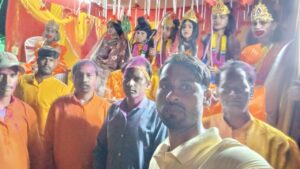 गिरिडीह जिले के सदर प्रखंड अंतर्गत बेरदोंग पंचायत के सलैया पहरी में रामनवमी के पावन अवसर पर भव्य एवं विशाल जुलूस का आयोजन किया गया। इस जुलूस में क्षेत्र के सैकड़ों श्रद्धालुओं ने बढ़-चढ़कर हिस्सा लिया और पूरे उत्साह एवं श्रद्धा के साथ भगवान श्रीराम के जयकारों से वातावरण गूंज उठा।
जुलूस सलैया पहरी के विभिन्न मार्गों से होकर गुजरा, जहां लोगों ने जगह-जगह स्वागत किया। पूरे क्षेत्र में भक्तिमय माहौल बना रहा और हर ओर रामभक्ति की धारा बहती नजर आई।
इस अवसर पर क्षेत्र के कई गणमान्य व्यक्ति भी उपस्थित रहे। इनमें जोहर सच भारत के संपादक श्री तालेश्वर पंडित, बेरदोंग पंचायत के उप मुखिया श्री डेगलाल पंडित, सुरेश पंडित, बैजनाथ पंडित, अशोक पंडित, अनिल पंडित, सुनील पंडित, अजय पंडित तथा सुरेश यादव सहित अन्य प्रमुख लोग शामिल थे।
जुलूस में शामिल श्रद्धालु ढोल-नगाड़ों और भक्ति गीतों के साथ आगे बढ़ते रहे, जिससे पूरे इलाके में उत्सव का माहौल बना रहा। लोगों ने हर्षोल्लास के साथ इस पर्व को मनाया और एकता एवं भाईचारे का संदेश दिया।