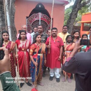 गिरिडीह में इस वर्ष रामनवमी का पर्व अभूतपूर्व उत्साह, भक्ति और शांतिपूर्ण वातावरण के बीच मनाया गया। पूरे शहर में धार्मिक आस्था की गूंज सुनाई दी और हर ओर श्रद्धालुओं का उमड़ा जनसैलाब इस पर्व की महत्ता को दर्शा रहा था। सुबह से ही मंदिरों में पूजा-अर्चना का सिलसिला शुरू हो गया था, जहां भक्तों ने भगवान श्रीराम की विधिवत पूजा कर सुख-शांति और समृद्धि की कामना की।
शहर के विभिन्न इलाकों और प्रमुख चौक-चौराहों पर भव्य अखाड़ों का आयोजन किया गया। इन अखाड़ों में युवाओं और कलाकारों ने पारंपरिक युद्धकला, लाठी-डंडा, तलवारबाजी और अन्य शौर्य प्रदर्शन कर दर्शकों को मंत्रमुग्ध कर दिया। रंग-बिरंगी झांकियों और आकर्षक साज-सज्जा ने पूरे आयोजन को और भी भव्य बना दिया। कई स्थानों पर भगवान श्रीराम के जीवन प्रसंगों को दर्शाती झांकियां भी निकाली गईं, जिन्हें देखने के लिए लोगों की भारी भीड़ उमड़ पड़ी।
ढोल-नगाड़ों की गूंज और ‘जय श्रीराम’ के जयकारों से पूरा वातावरण भक्तिमय हो उठा। जैसे-जैसे जुलूस शहर के विभिन्न मार्गों से गुजरता गया, लोग अपने घरों और दुकानों के बाहर खड़े होकर श्रद्धापूर्वक स्वागत करते नजर आए। महिलाओं, बच्चों और बुजुर्गों सहित हर वर्ग के लोगों ने इस आयोजन में बढ़-चढ़कर भाग लिया और पूरे उत्साह के साथ पर्व का आनंद उठाया।
इस दौरान प्रशासन भी पूरी तरह सतर्क और मुस्तैद नजर आया। जिले के प्रमुख स्थानों पर पुलिस बल की तैनाती की गई थी और संवेदनशील क्षेत्रों में विशेष निगरानी रखी गई। अधिकारियों द्वारा लगातार भ्रमण कर स्थिति का जायजा लिया जा रहा था, जिससे कहीं भी अव्यवस्था या अप्रिय घटना की स्थिति उत्पन्न न हो। यातायात व्यवस्था को सुचारू बनाए रखने के लिए भी विशेष इंतजाम किए गए थे, जिससे आम लोगों को किसी प्रकार की असुविधा का सामना न करना पड़े।
स्थानीय प्रशासन, पुलिस और स्वयंसेवी संगठनों के संयुक्त प्रयास से यह पूरा आयोजन शांतिपूर्ण ढंग से संपन्न हुआ। साफ-सफाई और व्यवस्था बनाए रखने में भी नगर निकाय की महत्वपूर्ण भूमिका रही। आयोजन के दौरान सामाजिक समरसता और भाईचारे का भी अद्भुत उदाहरण देखने को मिला, जहां सभी समुदायों के लोगों ने एक-दूसरे का सहयोग करते हुए इस पर्व को सफल बनाया।