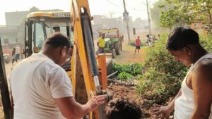 “एक ही नारा — स्वच्छ पंचायत हमारा” के साथ आगे बढ़ता तेलोडीह पंचायत।

तेलोडीह पंचायत में मुखिया शब्बीर आलम एक बार फिर अपने कार्यों से लोगों का दिल जीतते नजर आ रहे हैं। स्वच्छता को सर्वोच्च प्राथमिकता देते हुए उन्होंने “एक ही नारा — स्वच्छ पंचायत हमारा” का संदेश पूरे पंचायत में मजबूत तरीके से फैलाया है।

इसी क्रम में आज उन्होंने अपने निजी खर्च से पंचायत के विभिन्न स्थानों पर जमा कचरों की साफ-सफाई करवाई। यह पहल न सिर्फ सराहनीय है, बल्कि पूरे क्षेत्र के लिए एक प्रेरणा भी बन गई है।

मुखिया शब्बीर आलम ने कहा कि
“सफाई ही स्वस्थ जीवन की पहली शर्त है। स्वच्छ वातावरण से ही बीमारियों को दूर रखा जा सकता है।”

उन्होंने यह भी बताया कि यह मुहिम वे पिछले कई वर्षों से चला रहे हैं, लेकिन अब इसे और भी व्यापक और युद्ध स्तर पर लागू करने का संकल्प लिया गया है।
साथ ही उन्होंने सभी पंचायतवासियों और नागरिकों से अपील की कि—
 अपने घर, मोहल्ले और आसपास के क्षेत्र को साफ-सुथरा रखना हम सबकी जिम्मेदारी है।

मुखिया शब्बीर आलम की यह पहल न केवल पंचायत को स्वच्छ बनाने की दिशा में एक मजबूत कदम है, बल्कि यह समाज में जागरूकता और जिम्मेदारी का भी संदेश दे रही है।