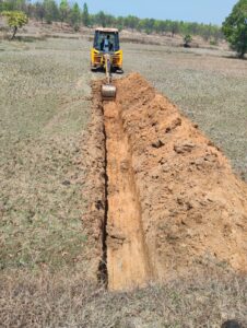 गिरिडीह वन विभाग की अतिक्रमण हटाने की कार्रवाई
गिरिडीह जिला के सदर प्रखंड अंतर्गत जीतपुर पंचायत में वन प्रमंडल पदाधिकारी, गिरिडीह पूर्वी वन प्रमंडल के निर्देशानुसार वन क्षेत्र पदाधिकारी, गिरिडीह वन प्रक्षेत्र के नेतृत्व में अतिक्रमण हटाने की कार्रवाई की गई। कायृवाही में प्रभारी वनपाल अमर विश्वकर्मा, प्रबन्धन  वनरक्षी संजय कांत यादव ,वीरेंद्र कुमार,  रुचि कुमारी मौजूद रहे
इस दौरान बोराडीह सुरक्षित वन, थाना गिरिडीह (मु) क्षेत्र में वन सीमा के भीतर पूर्व से बने खेत को अतिक्रमण मुक्त कराया गया तथा वहां ट्रेंच काटा गया। इसके अतिरिक्त ग्राम हिराडीह, थाना गिरिडीह (मु) में वन भूमि पर बने अर्धनिर्मित मकान को ध्वस्त कर अवैध अतिक्रमण हटाया गया।
इस कार्रवाई में लगभग दो एकड़ वन भूमि को अतिक्रमण से मुक्त कराया गया। साथ ही अतिक्रमणकारियों के विरुद्ध वन अधिनियम की सुसंगत धाराओं के तहत विधिसम्मत कानूनी कार्रवाई की जा रही है।