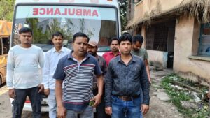 सम्मान फाउंडेशन पर वेतन भुगतान में देरी के आरोप, जिला अध्यक्ष बबलू तांती ने बताया बेबुनियाद

जिले में संचालित 108 एम्बुलेंस सेवा के कर्मचारियों द्वारा सम्मान फाउंडेशन पर समय पर वेतन नहीं देने के लगाए गए आरोपों ने तूल पकड़ लिया है। कर्मचारियों का कहना है कि उन्हें नियमित रूप से मासिक वेतन नहीं मिल पा रहा है, जिससे उनके सामने आर्थिक संकट खड़ा हो गया है।
कर्मचारियों के अनुसार, कई महीनों से वेतन भुगतान में देरी हो रही है। उन्होंने बताया कि समय पर वेतन नहीं मिलने के कारण उन्हें अपने दैनिक खर्चों और पारिवारिक जिम्मेदारियों को निभाने में कठिनाइयों का सामना करना पड़ रहा है। कुछ कर्मचारियों ने यह भी चेतावनी दी है कि यदि जल्द समस्या का समाधान नहीं हुआ, तो वे आंदोलन या हड़ताल का रास्ता अपना सकते हैं।
हालांकि, इन आरोपों को बबलू तांती ने सिरे से खारिज कर दिया है। उन्होंने कहा कि कर्मचारियों द्वारा लगाए गए आरोप पूरी तरह बेबुनियाद और भ्रामक हैं। बबलू तांती के अनुसार, केवल फरवरी और मार्च महीने का वेतन ही बकाया है, जिसे जल्द ही भुगतान कर दिया जाएगा। उन्होंने भरोसा दिलाया कि फाउंडेशन कर्मचारियों के हितों के प्रति पूरी तरह संवेदनशील है और किसी भी कर्मचारी के साथ अन्याय नहीं होने दिया जाएगा।
बबलू तांती ने इस मुद्दे पर एक और गंभीर आरोप लगाते हुए कहा कि फाउंडेशन में कार्यरत एक ड्राइवर गलत तरीके से खुद को प्रदेश अध्यक्ष बताकर लोगों को गुमराह कर रहा है। उन्होंने आरोप लगाया कि उक्त व्यक्ति विभिन्न जिलाध्यक्षों से पैसे की उगाही कर रहा है और पैसा नहीं देने पर हड़ताल कराने की धमकी देता है।
उन्होंने प्रशासन से इस मामले की जांच कराने की मांग की है, ताकि सच्चाई सामने आ सके और दोषी व्यक्ति के खिलाफ उचित कार्रवाई की जा सके। बबलू तांती ने यह भी कहा कि इस तरह की गतिविधियां न केवल फाउंडेशन की छवि को नुकसान पहुंचा रही हैं, बल्कि कर्मचारियों के बीच भ्रम और असंतोष भी पैदा कर रही हैं।
इधर, कर्मचारियों और फाउंडेशन के बीच बढ़ते विवाद को देखते हुए प्रशासन की भूमिका भी महत्वपूर्ण मानी जा रही है। यदि समय रहते इस मामले का समाधान नहीं किया गया, तो 108 एम्बुलेंस सेवा पर इसका असर पड़ सकता है, जिससे आम जनता को आपातकालीन सेवाओं में परेशानी का सामना करना पड़ सकता