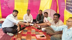 तिसरी प्रखंड मुख्यालय स्थित क्षेत्र में पिछले कई दिनों से मनरेगा कर्मियों के खिलाफ चल रहा अनिश्चितकालीन धरना-प्रदर्शन बुधवार को समाप्त हो गया। यह धरना स्थानीय लोगों द्वारा विभिन्न मांगों को लेकर किया जा रहा था, जिसमें मुख्य रूप से संबंधित जेई (जूनियर इंजीनियर) को हटाने की मांग प्रमुख थी।
बुधवार सुबह करीब 10 बजे दंडाधिकारी अभिषेक कुमार धरना स्थल पर पहुंचे और प्रदर्शनकारियों से वार्ता की। उन्होंने स्पष्ट आश्वासन दिया कि संबंधित जेई, जो पिछले लगभग 8 वर्षों से एक ही स्थान पर पदस्थापित थे, उन्हें आगामी पर्व के बाद हटा दिया जाएगा।
धरना पर बैठे लोगों ने अपनी मांगों को लिखित रूप में प्रशासन के समक्ष प्रस्तुत किया। इसके जवाब में दंडाधिकारी अभिषेक कुमार ने भी लिखित रूप से आश्वासन दिया। प्रशासन की ओर से लिखित भरोसा मिलने के बाद प्रदर्शनकारियों ने स्वयं ही अनिश्चितकालीन धरना समाप्त करने का निर्णय लिया।
मौके पर तिसरी के राज कुमार शर्मा, बी सूत्री उपेंद्र साव तथा मुन्ना गुप्ता सहित कई स्थानीय लोग मौजूद रहे। सभी ने प्रशासन के इस निर्णय का स्वागत किया और उम्मीद जताई कि क्षेत्र की समस्याओं का समाधान जल्द किया जाएगा।
धरना समाप्त होने के साथ ही प्रखंड मुख्यालय परिसर में स्थिति सामान्य हो गई है