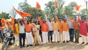 तिसरी में रामनवमी को लेकर भव्य शोभा यात्रा, हजारों लोगों की सहभागिता से गूंजा क्षेत्र
तिसरी प्रखंड मुख्यालय क्षेत्र में आज दिनांक 19 मार्च 2026 को आगामी रामनवमी पर्व के शुभ अवसर पर एक भव्य रैली एवं शोभा यात्रा का आयोजन किया गया। इस धार्मिक आयोजन को लेकर पूरे क्षेत्र में उत्साह और भक्ति का माहौल देखने को मिला। तिसरी सहित आसपास के गांवों के श्रद्धालुओं ने बड़ी संख्या में भाग लेकर इस आयोजन को सफल बनाया।
शोभा यात्रा तिसरी से विधिवत रूप से प्रारंभ हुई, जो खिजरी, पुनः तिसरी, बेलवाना, चंदौरी, पालमारुआ, लोकय एवं गुमागी गांवों से गुजरते हुए पुनः तिसरी पहुंचकर संपन्न हुई। यात्रा के दौरान जगह-जगह लोगों ने फूलों की वर्षा कर श्रद्धालुओं का स्वागत किया। “जय श्री राम” के नारों से पूरा क्षेत्र गुंजायमान हो उठा, जिससे माहौल पूरी तरह भक्तिमय बन गया।जिसने लोगों का मन मोह लिया। रामनवमी के इस पावन अवसर को लेकर लोगों में विशेष उत्साह देखने को मिला।
वहीं, पूरे आयोजन को शांतिपूर्ण ढंग से संपन्न कराने के लिए तिसरी थाना प्रभारी के नेतृत्व में पर्याप्त पुलिस बल की तैनाती की गई थी। प्रशासन की मुस्तैदी के कारण पूरी शोभा यात्रा शांति एवं सौहार्दपूर्ण वातावरण में सफलतापूर्वक संपन्न हुई।
इस आयोजन को सफल बनाने में तिसरी के मुखिया किशोरी साव, सांसद प्रतिनिधि मनोज यादव, तिसरी मंडल अध्यक्ष सुनील शर्मा, चंदौरी उप मंडल अध्यक्ष रविंद्र पंडित, प्रेम अग्रवाल, विकास गुप्ता, माला सिन्हा सहित कई गणमान्य व्यक्तियों का महत्वपूर्ण योगदान रहा। इनके साथ-साथ हजारों की संख्या में श्रद्धालुओं की भागीदारी ने इस आयोजन को और भी भव्य बना दिया।
रामनवमी हिंदू धर्म का एक प्रमुख पर्व है, जो भगवान श्रीराम के जन्मोत्सव के रूप में पूरे देश में श्रद्धा और भक्ति के साथ मनाया जाता है। तिसरी में निकली यह शोभा यात्रा न केवल धार्मिक आस्था का प्रतीक बनी, बल्कि सामाजिक एकता और भाईचारे का भी संदेश देने में सफल रही।