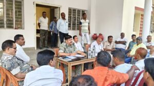 तिसरी (गिरिडीह) : गुरुवार को तिसरी थाना परिसर में आगामी पर्व-त्योहारों को लेकर शांति समिति की बैठक आयोजित की गई। बैठक में रामनवमी, सरहुल एवं ईद जैसे प्रमुख पर्वों को आपसी भाईचारे और सौहार्दपूर्ण वातावरण में मनाने पर विशेष जोर दिया गया। बैठक की अध्यक्षता तिसरी थाना प्रभारी रंजय कुमार ने की। उन्होंने दोनों समुदायों के लोगों से शांति एवं सद्भाव बनाए रखने की अपील की। साथ ही डीजे के उपयोग को लेकर भी महत्वपूर्ण निर्णय लिया गया, जिसमें सर्वसम्मति से इसे पूर्ण रूप से बंद रखने की बात कही गई। बैठक में तिसरी के मुखिया किशोरी साव, जिला परिषद सदस्य रामकुमार रावत, उप मंडल अध्यक्ष रविंद्र पंडित, सुनील साव, कपिल यादव, चंदौरी के मुखिया राजकुमार दयाल, बेलवाना के मुखिया प्रतिनिधि उमर फारूक, पारस कुमार, अखिलेश साव सहित कई गणमान्य लोग उपस्थित थे।