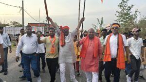 तिसरी गिरिडीह।  तिसरी प्रखंड मुख्यालय स्थित दिन शुक्रवार को रामनवमी पर्व हर्षोल्लास के साथ मनाया गया। इस वर्ष पूरे श्रद्धा, उत्साह और शांति के साथ मनाया गया। इस अवसर पर दो अलग-अलग स्थानों से अखाड़ा जुलूस निकाले गए, साथ ही जय श्री राम के नारे पूरा तिसरी में गूंजा। जो पूरे अनुशासन और सौहार्द के साथ आगे बढ़े। दोनों अखाड़ों के बीच आपसी समन्वय और शांति का सुंदर उदाहरण देखने को मिला।
शोभायात्रा में भगवान राम, माता सीता और लक्ष्मण की आकर्षक झांकियां प्रस्तुत की गईं, जिसने श्रद्धालुओं का मन मोह लिया। जुलूस के दौरान जगह-जगह पारंपरिक गदा खेल (अखाड़ा प्रदर्शन) का भी आयोजन किया गया, जिसे देखने के लिए बड़ी संख्या में लोग उपस्थित रहे।
इस दौरान एक विशेष दृश्य भी देखने को मिला, जहां एक लड़की ने रानी लक्ष्मीबाई का रूप धारण कर तलवारबाजी खेल का प्रदर्शन किया। यह न केवल आकर्षण का केंद्र रहा, बल्कि महिला सशक्तिकरण और साहस का प्रेरणादायक संदेश भी दिया।
रामनवमी के इस आयोजन में आठ हजार से अधिक श्रद्धालुओं ने भाग लिया। पूरे क्षेत्र में उत्साह, भक्ति और एकता का माहौल देखने को मिला, जिससे यह स्पष्ट हुआ कि समाज में आपसी भाईचारा और एकजुटता मजबूत है।
कार्यक्रम को सफल बनाने में तिसरी पुलिस प्रशासन का सराहनीय योगदान रहा, जिन्होंने सुरक्षा और व्यवस्था को पूरी तरह संभाला। इस मौके पर प्रखंड के कई गणमान्य लोग भी उपस्थित रहे, जिनमें मजिस्ट्रेट की ड्यूटी। राजेश मोदी, मुखिया किशोरी साव, सांसद प्रतिनिधि मनोज यादव, पंकज शाह, प्रेम अग्रवाल, अनूप साव और उदय यादव सहित अन्य लोग शामिल थे।