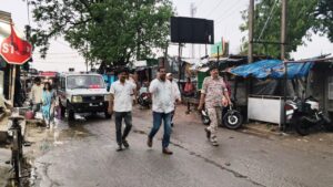 तिसरी (संवाददाता संजीत प्रजापति): आगामी पर्वों को लेकर तिसरी पुलिस प्रशासन पूरी तरह मुस्तैद नजर आ रहा है। शुक्रवार शाम तिसरी थाना से तिसरी बाजार तक पुलिस द्वारा फ्लैग मार्च निकाला गया, जो चंदौरी, पाल्मरूवा और आरसार क्षेत्रों तक किया जाएगा।
फ्लैग मार्च का उद्देश्य क्षेत्र में शांति व्यवस्था बनाए रखना तथा लोगों को आपसी भाईचारे के साथ रामनवमी, सरहुल और ईद मनाने के लिए जागरूक करना था। पुलिस ने स्पष्ट संदेश दिया कि किसी भी प्रकार की अफवाह या असामाजिक तत्वों पर कड़ी नजर रखी जाएगी और सख्त कार्रवाई की जाएगी।
इस दौरान तिसरी पुलिस दल-बल के साथ पूरी तरह तैयार दिखी। मौके पर तिसरी मुखिया किशोरी साव, तिसरी थाना प्रभारी रंजय कुमार, लव कुमार और संतोष सिंह सहित पुलिस बल के जवान मौजूद रहे।
फ्लैग मार्च के दौरान आम लोगों में सुरक्षा का भरोसा देखने को मिला और पुलिस प्रशासन ने सभी से शांति एवं सौहार्द बनाए रखने की अपील की।