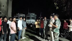 तिसरी थाना क्षेत्र में बीते बुधवार की शाम को सड़क सुरक्षा को लेकर विशेष जागरूकता अभियान चलाया गया। इस दौरान तिसरी थाना प्रभारी रंजय कुमार के नेतृत्व में लोगों को हेलमेट पहनने की शपथ दिलाई गई।
थाना प्रभारी ने कहा कि दोपहिया वाहन चलाते समय हेलमेट पहनना अत्यंत आवश्यक है। उन्होंने लोगों से अपील की कि जब भी घर से बाहर निकलें, अपनी सुरक्षा को प्राथमिकता देते हुए हेलमेट का उपयोग अवश्य करें।
अभियान के दौरान नाबालिग बच्चों को बाइक न देने की सख्त हिदायत भी दी गई। अधिकारियों ने स्पष्ट किया कि यातायात नियमों का उल्लंघन करने वालों के खिलाफ कार्रवाई की जाएगी और जुर्माना भी लगाया जाएगा।
इस मौके पर तिसरी थाना प्रभारी रंजय कुमार के साथ संजय टुडू, निरंजन कुमार, राहुल यादव तथा एसआई लव कुमार सहित अन्य पुलिसकर्मी उपस्थित रहे।