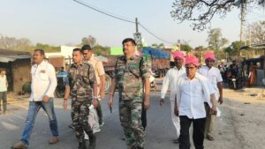  wरामनवमी पर्व को लेकर तिसरी पुलिस ने किया फ्लैग मार्च। बता दें कि गुरुवार को तिसरी पुलिस द्वारा फ्लैग मार्च निकाला गया जो तिसरी चौक से होते हुए चंदौरी, पलमरूवा, और अड़सार सहित विभिन्न क्षेत्रों का दौरा किया। फ्लैग मार्च के दौरान तीसरी पुलिस ने आमलोगों से अपील की कि वे रामनवमी जैसे महत्वपूर्ण पर्व को आपसी भाईचारे शांति और सौहार्दपूर्ण वातावरण में मनाएं। साथ ही प्रशासन ने स्पष्ट चेतावनी दी कि किसी भी प्रकार के अफवाहों से बचें। अफवाह फैलानेवालों को बख्शा नहीं जाएगा। बता दें कि फ्लैग मार्च में इंस्पेक्टर रोहित कुमार, तीसरी थाना एएसआई लव कुमार, तिसरी मुखिया किशोरी साव,जिला परिषद किशुन यादव, संतोष सिंह सहित बड़ी संख्या में पुलिस बल के जवान मौजूद थे।idth=