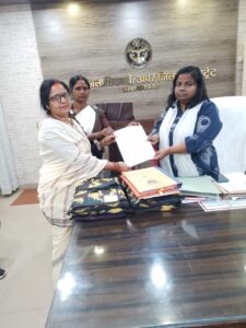 *10 अप्रैल से 'दस्तक अभियान' का बहिष्कार*
______________________________


लखनऊ।  ऑल आशा एवं आशा संगिनी कार्यकत्री सेवा समिति' के आह्वान पर पूरे उत्तर प्रदेश की आशा कार्यकत्रियां 10 अप्रैल, 2026 से दस्तक अभियान का पूर्ण बहिष्कार करेगी।

उन्होंने एक पत्र के माध्यम से सीएम सहित संबंधित अधिकारियों को बताया हैं कि वह इस कार्य बहिष्कार और धरने के लिए पूर्णतः विवश हैं, क्योंकि बार-बार अनुरोध के बावजूद वित्तीय वर्ष 2024-25 एवं 2025-26 का हमारा समस्त बकाया भुगतान अभी तक प्राप्त नहीं हुआ है। हम शासन को यह विश्वास दिलाते हैं कि जैसे ही हमारा पूर्ण बकाया भुगतान सुनिश्चित कर दिया जाएगा, हम तत्काल अपना धरना बहिष्कार समाप्त कर कार्य पर वापस लौट आएंगे।

अंत में निवेदन करते हुए कहा कि 10 तारीख से पहले ही पूरे उत्तर प्रदेश में भुगतान की प्रक्रिया पूर्ण की जाए, अन्यथा यह विरोध प्रदर्शन जारी रहेगा।