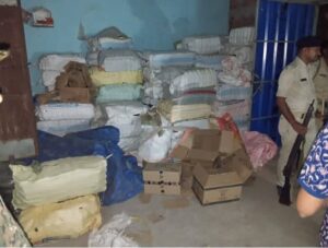 बिरनीं/चिताखारो में अवैध शराब फैक्ट्री का भंडाफोड़: 34 पेटी शराब, 6 गैलन नकली शराब बरामद।

बिरनी। प्रखंड क्षेत्र में अवैध शराब के खिलाफ चलाए जा रहे अभियान के तहत बीती रात एक बड़ी कार्रवाई की गई। गुप्त सूचना के आधार पर उत्पाद विभाग और स्थानीय पुलिस की संयुक्त टीम ने ग्राम चिताखारो में छापेमारी कर अवैध शराब निर्माण के एक ठिकाने का भंडाफोड़ किया।जानकारी के अनुसार, उत्पाद विभाग के इंस्पेक्टर रवि रंजन एवं भरकट्टा ओपी प्रभारी अमन कुमार सिंह के नेतृत्व में टीम ने चिताखारो नदी पुल के समीप स्थित एक धान गोदाम में देर रात छापेमारी की। विभाग को सूचना मिली थी कि उक्त गोदाम में अवैध रूप से शराब का निर्माण और भंडारण किया जा रहा है।छापेमारी के दौरान पुलिस ने मौके से भारी मात्रा में अवैध शराब और उससे संबंधित सामग्री बरामद की। बरामद सामग्री में प्रसिद्ध ब्रांड ‘रॉयल चैलेंज’ के नाम पर तैयार की गई कुल 34 पेटी शराब, लगभग एक ट्रैक्टर खाली बोतलें तथा 6 गैलन नकली शराब शामिल हैं। जब्त सामग्री की अनुमानित कीमत करीब 2 लाख रुपये बताई जा रही है।इंस्पेक्टर रवि रंजन ने बताया कि गुप्त सूचना के आधार पर योजनाबद्ध तरीके से कार्रवाई की गई। हालांकि, छापेमारी के दौरान मौके से कोई भी व्यक्ति गिरफ्तार नहीं हो सका।आशंका जताई जा रही है कि पुलिस के पहुंचने से पहले ही अवैध कारोबार से जुड़े लोग फरार हो गए।पुलिस ने अज्ञात लोगों के खिलाफ मामला दर्ज कर जांच शुरू कर दी है। साथ ही, आसपास के क्षेत्रों में भी नजर रखी जा रही है ताकि इस अवैध नेटवर्क से जुड़े अन्य लोगों तक पहुंचा जा सके।स्थानीय प्रशासन ने आम लोगों से अपील की है कि वे अवैध शराब निर्माण या बिक्री की किसी भी सूचना को तुरंत पुलिस को दें, ताकि समय रहते कार्रवाई की जा सके। इस कार्रवाई के बाद क्षेत्र में हड़कंप मच गया है और अवैध कारोबारियों में दहशत का माहौल है।