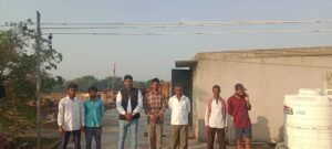 घर के ऊपर से गुजर रही 11 हजार वोल्ट लाइन से दहशत, ग्रामीणों ने की हटाने की मांग।

बिरनी (गिरिडीह): प्रखंड क्षेत्र के पेशम गांव के टोला टड़िया पार में घरों के ऊपर से गुजर रही 11 हजार वोल्ट की हाई टेंशन बिजली लाइन ग्रामीणों के लिए खतरे का कारण बन गई है। इसको लेकर गांव में भय और चिंता का माहौल व्याप्त है। ग्रामीणों ने संबंधित विभाग से जल्द से जल्द इस लाइन को हटाने की मांग की है।ग्रामीणों के अनुसार, कई घरों के ऊपर से होकर यह हाई वोल्टेज बिजली तार गुजर रहा है, जिससे हर समय दुर्घटना की आशंका बनी रहती है। सबसे चिंताजनक बात यह है कि प्राथमिक विद्यालय की छत के ऊपर से भी यह लाइन गुजर रही है, जिससे बच्चों की सुरक्षा को लेकर अभिभावकों में खासा डर बना हुआ है।स्थानीय लोगों ने बताया कि प्रमोद वर्मा, आगरी शर्मा, धन्यशाय शर्मा, शंकर वर्मा और सुरेश वर्मा समेत कई परिवार सीधे तौर पर इस समस्या से प्रभावित हैं। घरों के ऊपर से गुजर रही बिजली लाइन के कारण वे न तो सुरक्षित रूप से अपने घरों में रह पा रहे हैं और न ही मकान निर्माण या मरम्मत का काम कर पा रहे हैं।ग्रामीण प्रमोद वर्मा ने बताया कि उनके घर के ऊपर से गुजर रही बिजली लाइन के कारण दो मंजिला मकान बनाने का काम रुका हुआ है। उन्होंने कहा कि कभी भी कोई बड़ा हादसा हो सकता है, लेकिन अब तक विभाग की ओर से कोई ठोस पहल नहीं की गई है।इस मामले को लेकर झामुमो प्रखंड कोषाध्यक्ष बहादुर कुशवाहा ने भी चिंता जताई है। उन्होंने कहा कि ग्रामीणों की समस्या को गंभीरता से लेते हुए जल्द ही अनुमंडल पदाधिकारी (एसडीओ) से मिलकर लिखित आवेदन दिया जाएगा और बिजली लाइन को हटाने की मांग की जाएगी।ग्रामीणों ने प्रशासन से अपील की है कि इस गंभीर समस्या को प्राथमिकता के आधार पर समाधान किया जाए, ताकि भविष्य में किसी अप्रिय घटना से बचा जा सके। लगातार बनी हुई इस स्थिति से लोगों में दहशत का माहौल है और वे जल्द राहत की उम्मीद कर रहे हैं।