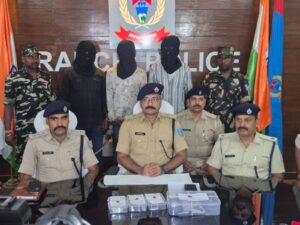 प्रेस विज्ञप्ति

नामकुम थाना क्षेत्र में ब्राउन सुगर की तस्करी करने वाले अभियुक्तों की गिरफ्तारी एवं ब्राउन शुगर

बरामद

घटना का सारांशः-

दिनांक 07.04.2026 को रात्री में वरीय पुलिस अधीक्षक, रांची को आसूचना प्राप्त हुई कि नामकुम थाना क्षेत्र अन्र्तगत हाईटेंशन मैदान में पॉवरग्रीड के सामने कुछ युवकों द्वारा अवैध ब्राउन शुगर की खरीद-बिक्री की जा रही है।

उक्त आसूचना की महत्ता एवं गंभीरता को देखते हुए, वरीय पुलिस अधीक्षक, राँची के द्वारा पुलिस अधीक्षक, ग्रामीण के निर्देशन एवं वरीय पुलिस उपाधीक्षक (मु०) प्रथम, राँची के नेतृत्व में छापामारी दल का गठन कर आवश्यक कार्रवाई हेतु निर्देशित किया गया। सत्यापन एवं छापामारी के क्रम में नामकुम स्थित हाईटेंशन मैदान में प्रवेश करने पर देखा गया कि पॉवरग्रीड के सामने खाली मैदान में एक ब्लू रंग का आई-10 कार तथा उसके बगल में एक स्कूटी तथा एक मोटरसाईकिल खड़ी है। कुछ व्यक्ति कार में संदिग्ध हालत में बैठे हुए पाये गये, निरीक्षण के क्रम में कार में बैठे तीनों युवक पुलिस टीम को अपनी ओर आते देखकर भागने का प्रयास करने लगे, जिन्हें पुलिस टीम द्वारा घेराबंदी कर पकड़ा गया। पकड़ाये व्यक्ति ने अपना नाम-पता 1. रमीज राज, 2. मो० अब्दुल, 3. मो० जफीर उर्फ राजा उर्फ ऋषि बताया। उक्त व्यक्तियों की विधिवत तलाशी लेने पर 03 पुड़िया ब्राउन शुगर मादक पदार्थ जिसका वजन कुल 6.4 ग्राम, तीन मोबाईल फोन, 4000/- रूपये, ब्लू रंग की आई-10 कार रजि०नं०-JH10R-9385, स्कूटी-1 रजिस्ट्रेशन नं0-JH0IFF-9513, पल्सर मोटरसाईकिल एन०एस०-160 रजिस्ट्रेशन नं०- JH0IEV-2343 को बरामद किया गया। बरामद किये गये मादक पदार्थ के संबंध वैध कागजात की मांग करने पर कोई वैध कागजात प्रस्तुत नहीं किया गया तथा बरामद रूपया के संबंध में ब्राउन शुगर की बिक्री से प्राप्त रकम होना बतलाया गया। तत्पश्चात् उक्त बरामद सामान को विधिवत जप्त किया गया तथा तीनों व्यक्तियों को गिरफ्तार किया गया। गिरफ्तार व्यक्ति से अग्रतर पुछताछ करने पर ज्ञात हुआ कि उसके द्वारा अत्यधिक मुनाफा कमाने की उद्देश्य से ब्राउन शुगर की खरीद-बिक्री के कारोबार संगठित गिरोह बनाकर करते है। उक्त संपूर्ण घटना के संबंध में पु०नि०-सह-थाना प्रभारी, नामकुम के स्वकथन के आधार पर नामकुम थाना कांड संख्या-91/26 दिनाक 08.04.26, धारा-111(2) (b)/ 111(3)/111(4) BNS एवं धारा-21(b)/22/29 NDPS Act. दर्ज कर अनुसंधान प्रारंभ किया गया है। इस गिरोह में शामिल व चिन्हित व्यक्तियों के विरूद्ध सघन छापामारी की जा रही है।

गिरफ्तार किये गये अपराधकर्मी का नाम एवं पताः-

1. रमीज राज, उम्र  27 वर्ष पिता- अब्दुल गनी, पता- गढ़ाटोली गौसनगर थाना सदर, जिला-रांची,

2. मो० अब्दुल, उम्र करीब 25 वर्ष, पिता मो० अज्जु, पता-गढ़ाटोली गौसनगर, थाना- सदर, जिला- रांची,

3. मो० जफीर उर्फ राजा उर्फ ऋषि, उम्र करीब 25 वर्ष, पिता-खलील कुरैशी, पता- गुदरी कुरैशी मुहल्ला, थाना-लोअरबाजार, जिला-रांची
गिरफ्तार व्यक्तियों का अपराधिक इतिहास:-

1. मो० अब्दुल, पिता-मो० अज्जु, पता-गढ़ाटोली गौसनगर, धाना सदर, जिला-रांची-

टाटीसिलवे थाना कांड संख्या- 80/22, धारा-392 भा०द०वि०।

2 मो० जफीर उर्फ राजा उर्फ ऋषि, पिता- खलील कुरैशी, पता- गुदरी कुरैशी मुहल्ला, थाना-लोअरबाजार, जिला-रांची-

लोअर बाजार थाना कांड संख्या-178/23, धारा-414/34 भा०द०वि० एवं 12 (1)/12 (II)/13 झारखंड गोवंशीय पशुवध प्रतिषेध अधि० धारा-11 पशु क्रूरता अधिनियम।

बरामद एवं जप्त सामान की विवरणीः-

1. ब्राउन सुगर-करीब 6.4 ग्राम

2. Android मोबाईल फोन-03

3. ब्लू रंग की आई-10 कार रजि०नं०-JH10R-9385,

4. स्कूटी-1 रजिस्ट्रेशन नं0-JH01FF-9513,

5. पल्सर मोटरसाईकिल (एन०एस०-160) रजिस्ट्रेशन नं0-JH0IEV-2343

6. नकद 4000/- रूपया

छापामारी दल के सदस्यः-

1. श्री अमर कुमार पाण्डेय, वरीय पुलिस उपाधीक्षक (मु०) प्रथम, रांची.

2. श्री रामनारायण सिंह, पु०नि०-सह-थाना प्रभारी, नामकुम, रांची,

3. पु०अ०नि०, जयदेव कुमार सराक, नामकुम थाना, रांची,

4. स०अ०नि०, सत्येन्द्र सिंह, नामकुम थाना, रांची,

5. स०अ०नि०, जयप्रकाश कुमार, नामकुम थाना, रांची,

6. स०अ०नि०, उज्जवल सिंह, नामकुम थाना, रांची

7. अंगरक्षक एवं सशस्त्र बल, नामकुम थाना, सभी जिला-राँची।