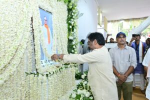 *मुख्यमंत्री सचिवालय*
*प्रेस विज्ञप्ति - 153/2026*
*08 अप्रैल 2026*
 *पिस्का मोड़, रांची* 
======================
*◆ _दिवंगत जे० एन० सिंह जी के संस्कार भोज में सम्मिलित हुए मुख्यमंत्री श्री हेमन्त सोरेन_* 
======================
 *_मुख्यमंत्री श्री हेमन्त सोरेन  एवं विधायक श्रीमती कल्पना सोरेन आज दिवंगत जे. एन. सिंह जी (राज्य सरकार के अवकाश प्राप्त अधिकारी ) के  निधन पर आयोजित संस्कार भोज में सम्मिलित होने उनके पिस्का मोड़ (शारदा बैट्री गली), रांची स्थित आवास पहुंचे। यहां उन्होंने स्मृति शेष जेएन सिंह जी की तस्वीर पर माल्यार्पण कर भावभीनी श्रद्धांजलि अर्पित की। मुख्यमंत्री ने दिवंगत जेएन सिंह जी के पुत्र श्री विनोद कुमार सिंह एवं अन्य शोकाकुल परिजनों से मिलकर उन्हें ढाढ़स बंधाया और  दिवंगत आत्मा की शांति तथा शोक संतप्त परिजनों को  दु:ख सहन करने की शक्ति देने की कामना ईश्वर से की। 