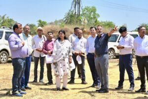 *● सूचना भवन*
*● जिला जनसंपर्क कार्यालय, गिरिडीह।*
----------------------------------------
*● प्रेस विज्ञप्ति संख्या:- 255/2026*
----------------------------------------
*● दिनांक:- 14.04.2026*
----------------------------------------
*● जरीडीह में इंजीनियरिंग कॉलेज के शिलान्यास को लेकर तैयारियां तेज, उपायुक्त, श्री रामनिवास यादव समेत वरीय पदाधिकारियों ने लिया स्थल का जायजा...*
----------------------------------------
*● 16 अप्रैल को जरीडीह में प्रस्तावित इंजीनियरिंग कॉलेज के शिलान्यास कार्यक्रम का आयोजन...*
----------------------------------------
*● इंजीनियरिंग कॉलेज की स्थापना से क्षेत्र में शिक्षा के नए आयाम खुलेंगे तथा यह विकास की दिशा में एक महत्वपूर्ण कदम साबित होगा...*
----------------------------------------
*गिरिडीह, 14 अप्रैल 2026:-* गिरिडीह के जरीडीह में प्रस्तावित इंजीनियरिंग कॉलेज के शिलान्यास कार्यक्रम को लेकर जिला प्रशासन पूरी तरह सक्रिय हो गया है। इसी क्रम में आज उपायुक्त, श्री रामनिवास यादव ने स्थल का निरीक्षण कर तैयारियों का जायजा लिया तथा संबंधित अधिकारियों को आवश्यक दिशा-निर्देश दिए। निरीक्षण के दौरान उपायुक्त ने कार्यक्रम स्थल, मंच व्यवस्था, आगंतुकों के बैठने की व्यवस्था, पार्किंग, पेयजल, शौचालय तथा सुरक्षा प्रबंधन का बारीकी से निरीक्षण किया। उपायुक्त ने स्पष्ट निर्देश दिया कि कार्यक्रम में किसी भी प्रकार की अव्यवस्था नहीं होनी चाहिए और सभी व्यवस्थाएं समय से पूर्व सुनिश्चित कर ली जाएं। उन्होंने कहा कि यह परियोजना क्षेत्र के लिए अत्यंत महत्वपूर्ण है, जिससे तकनीकी शिक्षा को बढ़ावा मिलेगा और स्थानीय युवाओं को बेहतर अवसर प्राप्त होंगे। इसलिए शिलान्यास कार्यक्रम को गरिमामय एवं सुव्यवस्थित तरीके से आयोजित करना प्रशासन की प्राथमिकता है। निरीक्षण के दौरान उपायुक्त ने कार्यपालक अभियंता को निर्देशित किया कि स्थल पर समुचित बैरिकेडिंग, मंच की मजबूती और विद्युत आपूर्ति की निर्बाध व्यवस्था सुनिश्चित की जाए। साथ ही उन्होंने पेयजल एवं साफ-सफाई की विशेष व्यवस्था करने पर जोर दिया। उपायुक्त ने बताया कि दिनांक 16 अप्रैल को माननीय मंत्री, श्री सुदीव्य कुमार, माननीय गिरिडीह लोकसभा सांसद, श्री चंद्रप्रकाश चौधरी, माननीय राज्यसभा सांसद, डॉ सरफराज अहमद एवं माननीय विधायक गांडेय, श्रीमती कल्पना मुर्मू सोरेन के द्वारा जरीडीह इंजीनियरिंग कॉलेज के शिलान्यास कार्यक्रम का शुभारंभ किया जायेगा। सुरक्षा व्यवस्था को लेकर भी उपायुक्त ने पुलिस पदाधिकारियों के साथ समीक्षा की। उन्होंने कहा कि कार्यक्रम में बड़ी संख्या में जनप्रतिनिधियों एवं आम नागरिकों के शामिल होने की संभावना है, ऐसे में पर्याप्त पुलिस बल की तैनाती कर यातायात व्यवस्था को सुचारू रखा जाए। साथ ही पार्किंग स्थलों का समुचित निर्धारण कर लोगों को किसी प्रकार की असुविधा न हो, इसका विशेष ध्यान रखा जाए। उपायुक्त ने संबंधित अधिकारियों को निर्देशित किया कि सभी विभाग आपसी समन्वय के साथ कार्य करें और निर्धारित समयसीमा के भीतर सभी तैयारियां पूरी कर लें। उन्होंने कहा कि इंजीनियरिंग कॉलेज की स्थापना से क्षेत्र में शिक्षा के नए आयाम खुलेंगे तथा यह विकास की दिशा में एक महत्वपूर्ण कदम साबित होगा।


निरीक्षण के दौरान उप विकास आयुक्त, श्रीमती स्मृता कुमारी, अनुमंडल पदाधिकारी गिरिडीह, श्रीकांत यशवंत विस्पुते, जिला नजारत उप समाहर्ता, श्री आशुतोष ठाकुर, अंचलाधिकारी, श्री जितेंद्र प्रसाद, विभिन्न विभागों के अधिकारी उपस्थित थे।
----------------------------------------

*_#टीम पीआरडी गिरिडीह।_*
----------------------------------------