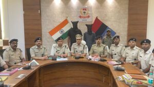 पुलिस की सतर्कता से बड़ी घटना टली, 2 अपराधी हथियार के साथ गिरफ्तार
रामगढ़, 14 अप्रैल 2026:
जिले में पुलिस की सतर्कता से एक बड़ी आपराधिक साजिश को समय रहते विफल कर दिया गया। पतरातु थाना क्षेत्र के हेसला गांव में छापेमारी कर पुलिस ने दो अपराधियों को अवैध हथियारों के साथ गिरफ्तार किया है। दोनों आरोपी ओसम डेयरी प्लांट में हुई फायरिंग की घटना में भी शामिल थे।
पुलिस अधीक्षक अजय कुमार को 13 अप्रैल की रात करीब 8:30 बजे गुप्त सूचना मिली थी कि राहुल दुबे गैंग के सदस्य किसी बड़ी घटना को अंजाम देने की फिराक में हैं। सूचना को गंभीरता से लेते हुए सहायक पुलिस अधीक्षक गौरव गोस्वामी के नेतृत्व में विशेष टीम (SIT) का गठन किया गया और इलाके में एंटी क्राइम चेकिंग अभियान चलाया गया।
इसी दौरान हेसला स्थित टाइप-2 काली मंदिर मैदान में एक बाइक (JH02AB-5319) पर सवार दो संदिग्ध युवकों को रोका गया। पूछताछ में उनकी पहचान करण करमाली (19 वर्ष) और शिवम मिश्रा उर्फ नंदु (23 वर्ष) के रूप में हुई। तलाशी के दौरान करण करमाली के पास से 7.65 एमएम का लोडेड देसी पिस्टल (3 जिंदा गोलियों के साथ) और बाइक से 9 एमएम की लोडेड कारबाइन (2 जिंदा गोलियों के साथ) बरामद की गई।
पूछताछ में दोनों ने स्वीकार किया कि वे राहुल दुबे गैंग के लिए काम करते हैं और 4 अप्रैल को पतरातु स्थित ओसम डेयरी प्लांट में हुई गोलीबारी की घटना में शामिल थे। साथ ही, वे एक और बड़ी घटना को अंजाम देने की योजना बना रहे थे।
इस मामले में पतरातु थाना कांड संख्या 91/26 के तहत विभिन्न धाराओं (बीएनएस एवं आर्म्स एक्ट) में प्राथमिकी दर्ज कर दोनों आरोपियों को न्यायिक हिरासत में भेज दिया गया है।
बरामद सामान:
9 एमएम कारबाइन (SMG-01)
9 एमएम की 2 गोलियां
7.65 एमएम देसी पिस्टल
7.65 एमएम की 3 जिंदा गोलियां
हीरो स्प्लेंडर प्लस बाइक (JH-02AB-5319)
इस कार्रवाई में पतरातु, भुरकुंडा, भदानीनगर, गोला और बासल थाना के पुलिस पदाधिकारी व तकनीकी शाखा की टीम शामिल रही।
👉 पुलिस की इस त्वरित कार्रवाई से क्षेत्र में संभावित बड़ी वारदात टल गई और अपराधियों के मंसूबों पर पानी फिर गया।