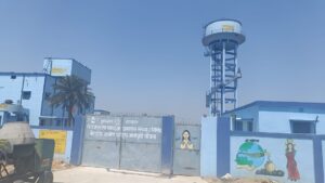 गिरिडीह जिले के सदर प्रखंड क्षेत्र में पेयजल संकट लगातार गहराता जा रहा है। गर्मी की शुरुआत से पहले ही तालाब और कुएं सूखने की कगार पर पहुंच चुके हैं, जिससे ग्रामीणों की परेशानी बढ़ गई है।
सबसे गंभीर स्थिति बीरधना पंचायत में देखने को मिल रही है, जहां करीब 39 करोड़ रुपये की लागत से बनी नल-जल योजना पूरी तरह ठप पड़ी है। योजना के तहत जल मीनार का निर्माण तो किया गया, लेकिन कुछ ही महीनों में इसकी आपूर्ति व्यवस्था बंद हो गई, जिससे पूरी योजना बेकार साबित हो रही है।
गांव के कई चापाकल भी खराब पड़े हैं। लगभग 500 की आबादी वाले इस गांव के लोग अब दूर-दराज के स्रोतों से पानी लाने को मजबूर हैं। इससे खासकर महिलाओं और बच्चों की मुश्किलें बढ़ गई हैं।
ग्रामीणों की परेशानी
ग्रामीणों का कहना है कि:
पानी के लिए रोजाना काफी संघर्ष करना पड़ रहा है
कई बार संबंधित विभाग में शिकायत की गई, लेकिन कोई ठोस कार्रवाई नहीं हुई
सिर्फ आश्वासन मिलता है, समाधान नहीं
स्थानीय लोगों ने बताया कि उन्होंने क्षेत्र की विधायक कल्पना मुर्मू सोरेन से भी इस समस्या को लेकर संपर्क किया है। इसके बावजूद स्थिति में कोई सुधार नहीं हुआ है।
बताया जा रहा है कि ठेकेदार को कई बार समस्या की जानकारी दी गई, लेकिन उसने काम करने से मना कर दिया। इससे प्रशासन और कार्यान्वयन एजेंसियों की कार्यशैली पर भी सवाल खड़े हो रहे हैं।