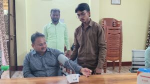 तेलोडीह में स्वास्थ्य शिविर का आयोजन: सैकड़ों ग्रामीणों ने कराई निःशुल्क जाँच, मुखिया ने किया उद्घाटन
गिरिडीह/तेलोडीह: ग्रामीणों को उनके घर के समीप बेहतर स्वास्थ्य सुविधा उपलब्ध कराने के उद्देश्य से आज तेलोडीह पंचायत सचिवालय में एक विशाल निःशुल्क चिकित्सा शिविर का आयोजन किया गया। आफताब हॉस्पिटल (बिशनपुर, पचम्बा) के सौजन्य से आयोजित इस शिविर में दांत, हड्डी एवं जोड़ों से संबंधित बीमारियों की विशेषज्ञ डॉक्टरों द्वारा जाँच की गई।
विधिवत उद्घाटन और प्रेरणा
शिविर का विधिवत उद्घाटन मुखिया शब्बीर आलम और पंचायत समिति सदस्य शमशाद अंसारी द्वारा संयुक्त रूप से किया गया। इस दौरान मुखिया शब्बीर आलम ने स्वयं अपने दांतों की जाँच कराकर ग्रामीणों को स्वास्थ्य के प्रति जागरूक रहने का संदेश दिया। उन्होंने कहा कि "स्वस्थ पंचायत से ही खुशहाल पंचायत की कल्पना संभव है" और आफताब हॉस्पिटल की इस पहल की सराहना की।
विशेषज्ञों द्वारा परामर्श एवं मुफ्त दवा वितरण
शिविर में मुख्य रूप से गिरिडीह के प्रसिद्ध विशेषज्ञ शामिल हुए:
डॉ. सैयद आसिफ नासर (ओरल एवं डेंटल सर्जन): उन्होंने मरीजों के दांतों की समस्याओं की जाँच की और मुख स्वास्थ्य (Oral Hygiene) के प्रति सुझाव दिए।
डॉ. इफ्तिखार अहमद (हड्डी एवं जोड़ रोग विशेषज्ञ): उन्होंने मरीजों के जोड़ों के दर्द, गठिया और हड्डी से संबंधित रोगों का परीक्षण किया।
शिविर की सबसे खास बात यह रही कि यहाँ केवल परामर्श ही नहीं दिया गया, बल्कि जरूरतमंद मरीजों के बीच निःशुल्क दवाओं का वितरण भी किया गया।
ग्रामीणों में उत्साह
दोपहर 3 बजे से शाम 6 बजे तक चले इस शिविर में तेलोडीह और आसपास के गांवों से सैकड़ों की संख्या में पुरुष, महिलाएँ और बुजुर्ग पहुंचे। ग्रामीणों ने बताया कि विशेषज्ञ डॉक्टरों का पंचायत स्तर पर आकर मुफ्त इलाज करना उनके लिए बड़ी राहत की बात है, क्योंकि शहर जाकर इलाज कराना अक्सर खर्चीला और समय लेने वाला होता है।
आफताब हॉस्पिटल प्रबंधन ने कहा कि वे भविष्य में भी इस तरह के सामाजिक सरोकार के कार्य जारी रखेंगे ताकि अंतिम पायदान पर खड़े व्यक्ति तक चिकित्सा सुविधा पहुँच सके।