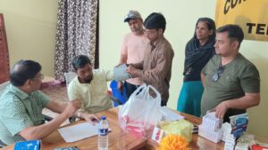 तेलोडीह में स्वास्थ्य शिविर का आयोजन: सैकड़ों ग्रामीणों ने कराई निःशुल्क जाँच, मुखिया ने किया उद्घाटन
गिरिडीह/तेलोडीह: ग्रामीणों को उनके घर के समीप बेहतर स्वास्थ्य सुविधा उपलब्ध कराने के उद्देश्य से आज तेलोडीह पंचायत सचिवालय में एक विशाल निःशुल्क चिकित्सा शिविर का आयोजन किया गया। आफताब हॉस्पिटल (बिशनपुर, पचम्बा) के सौजन्य से आयोजित इस शिविर में दांत, हड्डी एवं जोड़ों से संबंधित बीमारियों की विशेषज्ञ डॉक्टरों द्वारा जाँच की गई।
विधिवत उद्घाटन और प्रेरणा
शिविर का विधिवत उद्घाटन मुखिया शब्बीर आलम और पंचायत समिति सदस्य शमशाद अंसारी द्वारा संयुक्त रूप से किया गया। इस दौरान मुखिया शब्बीर आलम ने स्वयं अपने दांतों की जाँच कराकर ग्रामीणों को स्वास्थ्य के प्रति जागरूक रहने का संदेश दिया। उन्होंने कहा कि "स्वस्थ पंचायत से ही खुशहाल पंचायत की कल्पना संभव है" और आफताब हॉस्पिटल की इस पहल की सराहना की।
विशेषज्ञों द्वारा परामर्श एवं मुफ्त दवा वितरण
शिविर में मुख्य रूप से गिरिडीह के प्रसिद्ध विशेषज्ञ शामिल हुए:
डॉ. सैयद आसिफ नासर (ओरल एवं डेंटल सर्जन): उन्होंने मरीजों के दांतों की समस्याओं की जाँच की और मुख स्वास्थ्य (Oral Hygiene) के प्रति सुझाव दिए।
डॉ. इफ्तिखार अहमद (हड्डी एवं जोड़ रोग विशेषज्ञ): उन्होंने मरीजों के जोड़ों के दर्द, गठिया और हड्डी से संबंधित रोगों का परीक्षण किया।
शिविर की सबसे खास बात यह रही कि यहाँ केवल परामर्श ही नहीं दिया गया, बल्कि जरूरतमंद मरीजों के बीच निःशुल्क दवाओं का वितरण भी किया गया।
ग्रामीणों में उत्साह
दोपहर 3 बजे से शाम 6 बजे तक चले इस शिविर में तेलोडीह और आसपास के गांवों से सैकड़ों की संख्या में पुरुष, महिलाएँ और बुजुर्ग पहुंचे। ग्रामीणों ने बताया कि विशेषज्ञ डॉक्टरों का पंचायत स्तर पर आकर मुफ्त इलाज करना उनके लिए बड़ी राहत की बात है, क्योंकि शहर जाकर इलाज कराना अक्सर खर्चीला और समय लेने वाला होता है।
आफताब हॉस्पिटल प्रबंधन ने कहा कि वे भविष्य में भी इस तरह के सामाजिक सरोकार के कार्य जारी रखेंगे ताकि अंतिम पायदान पर खड़े व्यक्ति तक चिकित्सा सुविधा पहुँच सके।