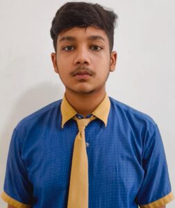 गिरिडीह: केंद्रीय माध्यमिक शिक्षा बोर्ड (सीबीएसई) की दसवीं परीक्षा सत्र 2025-26 में सलूजा गोल्ड इंटरनेशनल स्कूल के छात्र-छात्राओं ने उत्कृष्ट प्रदर्शन करते हुए विद्यालय का नाम रोशन किया है। इस वर्ष विद्यालय का परीक्षा परिणाम शत-प्रतिशत रहा, जो संस्थान के लिए गर्व की बात है।
विद्यालय की छात्रा अदिति आर्य और पियूष राज ने 93 प्रतिशत अंक प्राप्त कर संयुक्त रूप से प्रथम स्थान हासिल किया। वहीं छात्र विभोर अग्रवाल ने 91 प्रतिशत अंक के साथ द्वितीय स्थान प्राप्त किया। प्रांजल पांडेय ने 89 प्रतिशत अंक लाकर तृतीय स्थान हासिल किया।
विषयवार उत्कृष्ट प्रदर्शन की बात करें तो गुरमेहर कौर ने अंग्रेजी में 93 अंक, पियूष राज ने हिंदी में 96 अंक, तन्मय कुमार ने गणित में 87 अंक, अदिति आर्य ने विज्ञान में 94 अंक, ऋषिका रानी और पियूष राज ने सामाजिक विज्ञान में 94 अंक प्राप्त किए। वहीं ऋषिका रानी ने आईटी में सर्वाधिक 98 अंक हासिल कर विशेष उपलब्धि दर्ज की।
अन्य विद्यार्थियों का प्रदर्शन भी सराहनीय रहा, जिससे विद्यालय का कुल परिणाम और अधिक प्रभावशाली बना।
विद्यालय के प्रबंध निदेशक जोरावर सिंह सलूजा ने सभी सफल विद्यार्थियों को बधाई देते हुए उनके उज्ज्वल भविष्य की कामना की। उन्होंने इस सफलता का श्रेय विद्यार्थियों की कड़ी मेहनत, शिक्षकों के समर्पित मार्गदर्शन तथा अभिभावकों के सहयोग को दिया।