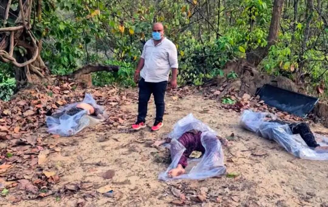 हजारीबाग के मुफस्सिल थाना क्षेत्र अंतर्गत दंदाहा नदी के पास स्थित जंगल में सोमवार को एक युवक और दो युवतियों के शव बरामद होने से पूरे इलाके में सनसनी फैल गई। तीनों 23 अप्रैल से लापता बताए जा रहे थे, जिसके बाद परिजनों ने उनकी गुमशुदगी की शिकायत भी दर्ज कराई थी। मृतकों की पहचान वशिफा नाज उर्फ खुशी, सानिया परवीन और आदिल हुसैन के रूप में हुई है। बताया जा रहा है कि तीनों आपस में रिश्तेदार (ममेरे भाई-बहन) थे। काफी तलाश के बावजूद जब कोई सुराग नहीं मिला, तब अचानक जंगल में एक साथ तीनों के शव मिलने से परिजनों में कोहराम मच गया। घटना की सूचना मिलते ही स्थानीय पुलिस मौके पर पहुंची और शवों को कब्जे में लेकर पोस्टमार्टम के लिए भेज दिया। परिजनों ने इस पूरे मामले में हत्या की आशंका जताई है और इसे एक साजिश बताया है। सदर अनुमंडल क्षेत्र के एसडीपीओ अमित आनंद ने मामले को गंभीरता से लेते हुए जांच शुरू कर दी है। पुलिस का कहना है कि पोस्टमार्टम रिपोर्ट आने के बाद ही मौत के असली कारणों का खुलासा हो सकेगा। फिलहाल इस घटना के बाद इलाके में दहशत और तनाव का माहौल है। स्थानीय लोग इस मामले में जल्द से जल्द कार्रवाई और सच्चाई सामने लाने की मांग कर रहे हैं। BreakingNews अजय चौरसिया की रिपोर्ट