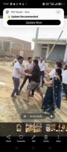 गिरिडीह जिले के हीरोडीह थाना क्षेत्र अंतर्गत धुरैता पंचायत के धुरैता मोड़ के पास शुक्रवार को जमीन विवाद को लेकर दो पक्षों के बीच जमकर मारपीट हो गई। खतियानी जमीन को लेकर चल रहे विवाद ने हिंसक रूप ले लिया, जिसके बाद दोनों पक्षों ने एक-दूसरे पर गंभीर आरोप लगाते हुए थाना में लिखित आवेदन दिया है। घटना के बाद गांव में तनाव का माहौल है और पुलिस मामले की जांच में जुट गई है।
धुरैत निवासी उपेन्द्र प्रसाद सिन्हा ने थाना में दिए आवेदन में बताया कि उनकी खतियानी जमीन, खाता संख्या-25, प्लॉट संख्या-05/797, रकबा लगभग 2 एकड़ 46 डिसमिल, उनके दादा जवाहर लाल के नाम दर्ज है। उनका आरोप है कि शुक्रवार सुबह करीब छह बजे कुछ लोग जबरन जमीन पर पहुंच गए और गाली-गलौज करते हुए उनके पुत्र रानु कुमार सिन्हा के साथ लात-घूंसों से मारपीट की।
आवेदन में अमन भदानी, मनीष भदानी, आशिष भदानी, अविनाश भदानी, राहुल भदानी एवं अवधेश भदानी समेत अन्य लोगों को आरोपी बनाया गया है। साथ ही प्रदीप साव पर भी हमला करने का आरोप लगाया गया है। बताया गया कि उनके माथे पर ईंट से वार किया गया, जिससे वे गंभीर रूप से घायल हो गए। स्थानीय लोगों की मदद से घायलों का इलाज कराया गया।
वहीं दूसरे पक्ष की ओर से उषा देवी, पति अश्विनेश कुमार भदानी ने थाना में आवेदन देकर बताया कि मौजा बलेडीह स्थित खाता संख्या-05, प्लॉट संख्या-05/797, रकबा 104 डिसमिल जमीन उनकी सास स्वर्गीय बत्तो देवी ने वर्ष 1984 में विधिवत रजिस्ट्री के माध्यम से खरीदी थी। आवेदन में कहा गया है कि जमीन का दाखिल-खारिज एवं राजस्व रसीद पूर्व से निर्गत होती रही है तथा वर्षों से परिवार का कब्जा कायम है।
पीड़िता के अनुसार शुक्रवार सुबह सूचना मिली कि कुछ लोग उनकी जमीन पर जबरन कब्जा करने एवं निर्माण कार्य करने का प्रयास कर रहे हैं। जानकारी मिलने पर परिवार के लोग मौके पर पहुंचे तो देखा कि रात से ही वहां काम चल रहा था। आरोप है कि विरोध करने पर गाली-गलौज करते हुए मारपीट की गई।
आवेदन में महिलाओं के साथ अभद्र व्यवहार, गला दबाकर हत्या का प्रयास, कपड़े फाड़ने तथा सोने की चेन छीन लेने का भी आरोप लगाया गया है। पीड़ित परिवार ने यह भी आरोप लगाया कि करीब 15 दिन पूर्व पांच लाख रुपये रंगदारी मांगी गई थी और पैसा नहीं देने पर गंभीर परिणाम भुगतने की धमकी दी गई थी। घटना में कई लोगों के घायल होने की बात कही गई है।
दोनों पक्षों ने हीरोडीह थाना में आवेदन देकर मामला दर्ज करने की मांग की है। थाना प्रभारी महेश चन्द्र ने बताया कि दोनों पक्षों से आवेदन प्राप्त हुआ है और पुलिस मामले की जांच कर रही है। उन्होंने कहा कि जांच के बाद दोषियों पर कार्रवाई की जाएगी।