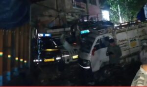 गिरिडीह: जिले के डुमरी थाना क्षेत्र अंतर्गत इसरी बाजार में शुक्रवार को एक दर्दनाक सड़क हादसा हुआ। तेज रफ्तार और अनियंत्रित ट्रक ने सड़क पर अफरा-तफरी मचा दी। हादसे में 4 लोगों की मौत हो गई, जबकि कई लोग गंभीर रूप से घायल हो गए। कई घायलों की स्थिति चिंताजनक बताई जा रही है। घटना के बाद पूरे इलाके में चीख-पुकार और भगदड़ का माहौल बन गया।
प्रत्यक्षदर्शियों के अनुसार, एक ट्रक ने पहले एक कार को जोरदार टक्कर मार दी। इसके बाद स्थानीय लोगों ने विरोध और हंगामा शुरू कर दिया। इसी दौरान ट्रक चालक वाहन लेकर भागने लगा और भागने के क्रम में सड़क पर खड़े एवं गुजर रहे कई वाहनों को रौंदता चला गया। ट्रक की चपेट में आने से कई वाहन क्षतिग्रस्त हो गए। सड़क किनारे मौजूद लोग जान बचाने के लिए इधर-उधर भागने लगे।
घटना की सूचना मिलते ही पुलिस मौके पर पहुंची और राहत एवं बचाव कार्य शुरू किया गया। घायलों को तत्काल इलाज के लिए नजदीकी अस्पतालों में भर्ती कराया गया। कई घायलों को बेहतर इलाज के लिए रेफर किए जाने की जानकारी भी सामने आई है।
एसडीपीओ सुमित कुमार ने बताया कि ट्रक ने पहले एक कार में टक्कर मारी थी। लोगों के विरोध के बाद चालक वाहन लेकर भागने लगा, जिसके दौरान यह बड़ा हादसा हुआ। उन्होंने बताया कि पुलिस ने ट्रक चालक को गिरफ्तार कर लिया है तथा ट्रक को जब्त कर लिया गया है। पूरे मामले की जांच की जा रही है।
घटना के बाद इसरी बाजार क्षेत्र में काफी देर तक तनाव और अफरा-तफरी का माहौल बना रहा।