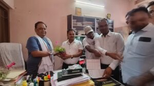 मनरेगा कर्मियों को ग्रेड-पे का लाभ देने की मांग: गिरिडीह प्रखंड मुखिया संघ के अध्यक्ष शब्बीर आलम की अगुवाई में झामुमो जिला अध्यक्ष को सौंपा ज्ञापन
गिरिडीह, 18 मई 2026: झारखंड राज्य मनरेगा कर्मचारी संघ (जिला शाखा-गिरिडीह) का एक शिष्टमंडल आज ग्राम पंचायत तेलोडीह के मुखिया सह गिरिडीह प्रखंड मुखिया संघ के अध्यक्ष शब्बीर आलम की अगुवाई में झारखंड मुक्ति मोर्चा (झामुमो) के जिला अध्यक्ष से मिला। इस दौरान शिष्टमंडल ने राज्य के क्षेत्रीय स्तर पर कार्यरत मनरेगा कर्मियों को ग्रेड-पे के लाभ से आच्छादित करने के संबंध में एक मांग पत्र सौंपा।
19 वर्षों के सेवा समर्पण का हवाला
सौपे गए आवेदन में संघ के जिला सचिव नवीन कुमार और जिला अध्यक्ष महेन्द्र कुमार ने बताया कि राज्य के मनरेगा कर्मी पिछले 19 वर्षों से ग्रामीण विकास के विभिन्न कार्यों में निरंतर अपनी सेवाएं दे रहे हैं। इस लंबी अवधि में कर्मचारियों ने राज्य सरकार और विभाग द्वारा निर्देशित सभी योजनाओं व कार्यों का सफलतापूर्वक क्रियान्वयन कर ग्रामीण विकास और ग्रामीण अर्थव्यवस्था को मजबूत बनाने में महत्वपूर्ण भूमिका निभाई है।
मुखिया संघ के अध्यक्ष शब्बीर आलम ने भी मनरेगा कर्मियों की मांगों का समर्थन करते हुए धरातल पर उनके द्वारा किए जा रहे कार्यों को बेहद महत्वपूर्ण बताया।
विभागीय वार्ता में बन चुकी है सहमति
शिष्टमंडल ने झामुमो जिला अध्यक्ष को अवगत कराया कि अपनी विभिन्न मांगों को लेकर संघ लगातार आंदोलनरत है, जिसके तहत विभाग के साथ कई दौर की वार्ता संपन्न हो चुकी है। इस विभागीय वार्ता के दौरान राज्य के क्षेत्रीय मनरेगा कर्मियों को ग्रेड-पे का लाभ दिए जाने पर सहमति भी बन चुकी है। अब इस संबंध में केवल अंतिम निर्णय और आवश्यक कार्रवाई हेतु माननीय मुख्यमंत्री महोदय के निर्देश की प्रतीक्षा है।
गांडेय विधायक कल्पना मुर्मू सोरेन से मुलाकात कराने का अनुरोध
मामले की गंभीरता को देखते हुए शिष्टमंडल ने जिला अध्यक्ष से विशेष अनुरोध किया कि वे इस दीर्घकालीन मांग को मुख्यमंत्री के समक्ष मजबूती से रखवाने के लिए गांडेय विधानसभा क्षेत्र की माननीय विधायक श्रीमती कल्पना मुर्मू सोरेन जी से उनकी एक शिष्टमंडल स्तर की मुलाकात कराने की कृपा करें।
"हम चाहते हैं कि माननीय विधायक महोदय के माध्यम से मुख्यमंत्री जी द्वारा राज्य के हजारों मनरेगा कर्मियों को ग्रेड-पे का लाभ मिल सके। इसके लिए समस्त मनरेगा कर्मी सदैव आपके आभारी रहेंगे।"
— नवीन कुमार, जिला सचिव (झारखंड राज्य मनरेगा कर्मचारी संघ, गिरिडीह)
इस मौके पर शिष्टमंडल में शामिल प्रतिनिधियों ने 'इंकलाब जिंदाबाद' और 'कर्मचारी एकता जिंदाबाद' के नारों के साथ अपनी एकजुटता और संकल्प को दोहराया।