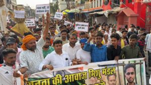 जयराम कुमार महतो ने आज गिरिडीह जिले के मुफस्सिल थाना क्षेत्र स्थित सिरसिया गांव पहुंचकर मृतका पायल कुमारी के परिजनों से मुलाकात की। इस दौरान उन्होंने शोक संतप्त परिवार को सांत्वना देते हुए हरसंभव मदद और न्याय दिलाने का भरोसा दिया।
गौरतलब है कि 17 वर्षीय पायल कुमारी का शव बुधवार सुबह नगर थाना क्षेत्र के बरगंडा-पावर हाउस रोड स्थित सिरसिया पुल के पास बरामद किया गया था। युवती पिछले तीन दिनों से लापता थी, जिसके बाद इस घटना से पूरे इलाके में सनसनी फैल गई।
पीड़ित परिवार से मुलाकात के दौरान विधायक जयराम महतो ने कहा कि मामले की निष्पक्ष जांच होनी चाहिए और दोषियों के खिलाफ कड़ी कार्रवाई की जानी चाहिए। उन्होंने प्रशासन से जल्द से जल्द मामले का खुलासा करने की मांग की।
जयराम महतो के गांव पहुंचने पर बड़ी संख्या में स्थानीय लोग भी जुटे। ग्रामीणों ने घटना पर आक्रोश जताते हुए दोषियों की शीघ्र गिरफ्तारी की मांग की। विधायक ने लोगों को आश्वस्त किया कि पीड़ित परिवार को न्याय दिलाने के लिए वे हर स्तर पर आवाज उठाएंगे।