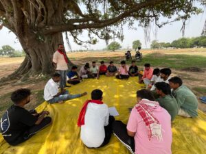 जमुआ प्रखंड अंतर्गत पालमो पंचायत के कुमारथन के पास आरवाईए (इंकलाबी नौजवान सभा) की ओर से एक बैठक आयोजित की गई। बैठक की अध्यक्षता आरवाईए प्रखंड अध्यक्ष रंजीत यादव ने की। इस दौरान संगठन के नवीकरण एवं विस्तार को लेकर चर्चा की गई।
बैठक को संबोधित करते हुए रंजीत यादव ने कहा कि देश में लगातार बेरोजगारी बढ़ रही है, जिससे युवा वर्ग परेशान है। वहीं प्रखंड सचिव वीरेंद्र वर्मा ने कहा कि NEET जैसे परीक्षाओं के पेपर लगातार लीक होने से छात्रों का भविष्य अंधकारमय हो रहा है और कई छात्र मानसिक दबाव में आ रहे हैं।
उप सचिव विकास पासवान ने कहा कि शिक्षा व्यवस्था में हो रही अनियमितताओं से छात्रों और छात्राओं के भविष्य के साथ खिलवाड़ किया जा रहा है। उन्होंने NEET पेपर लीक मामले में केंद्र सरकार एवं केंद्रीय शिक्षा मंत्री Dharmendra Pradhan पर सवाल उठाते हुए निष्पक्ष जांच की मांग की। साथ ही 2 जून को आयोजित एक दिवसीय धरना कार्यक्रम को सफल बनाने का आह्वान किया गया।