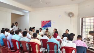 गिरिडीह : हीरोडीह थाना परिसर में शांति समिति की बैठक आयोजित
बकरीद पर्व को शांतिपूर्ण एवं सौहार्दपूर्ण वातावरण में मनाने को लेकर हीरोडीह थाना परिसर में शांति समिति की बैठक आयोजित की गई। बैठक में थाना प्रभारी, पुलिस प्रशासन के अधिकारी, जनप्रतिनिधि एवं क्षेत्र के गणमान्य लोग उपस्थित रहे।
बैठक के दौरान पुलिस प्रशासन ने लोगों से आपसी भाईचारे, शांति और सौहार्द के साथ त्योहार मनाने की अपील की। अधिकारियों ने कहा कि पर्व के दौरान किसी भी प्रकार की अफवाह पर ध्यान न दें तथा किसी भी संदिग्ध गतिविधि की सूचना तुरंत पुलिस को दें।
प्रशासन की ओर से स्पष्ट किया गया कि सोशल मीडिया पर भड़काऊ पोस्ट या अफवाह फैलाने वालों पर कड़ी कार्रवाई की जाएगी। साथ ही सभी समुदायों से मिलजुल कर त्योहार को सफल बनाने की अपील की गई।
इस अवसर पर मौजूद लोगों ने भी प्रशासन को सहयोग करने तथा क्षेत्र में शांति व्यवस्था बनाए रखने का भरोसा दिलाया।