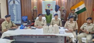 प्रेस विज्ञप्ति
सिमरिया थाना | दिनांक : 25 मई 2026
चतरा जिले के सिमरिया थाना क्षेत्र में पुलिस ने अवैध अफीम कारोबार के खिलाफ बड़ी कार्रवाई करते हुए दो तस्करों को गिरफ्तार किया है। पुलिस ने उनके पास से 7.196 किलोग्राम अफीम, 78.4 किलोग्राम डोडा, दो मोबाइल फोन और एक टीवीएस एक्सएल 100 लूना मोटरसाइकिल बरामद की है।
पुलिस को 24 मई 2026 की दोपहर सूचना मिली थी कि ग्राम बजराही के पास बगरा-चतरा रोड किनारे मैदान में कुछ लोग अवैध रूप से अफीम की खरीद-बिक्री कर रहे हैं। सूचना के सत्यापन एवं कार्रवाई के लिए अनुमंडल पुलिस पदाधिकारी सिमरिया के नेतृत्व में छापामारी दल का गठन किया गया।
छापामारी दल मौके पर पहुंचा तो पुलिस वाहन को देखकर वहां मौजूद लोग भागने लगे। सशस्त्र बल की मदद से दो लोगों को गिरफ्तार कर लिया गया, जबकि दो अन्य आरोपी जंगल का फायदा उठाकर फरार हो गए।
गिरफ्तार आरोपियों की पहचान
जीवलाल गंझू (36 वर्ष), ग्राम लुतीडीह, टोला घोंघीबार, थाना सिमरिया, जिला चतरा
मो. फैजान मलिक (26 वर्ष), ग्राम ईचाक कला, थाना सिमरिया, जिला चतरा
के रूप में हुई है।
पूछताछ के दौरान आरोपियों ने बताया कि मैदान में खड़ी टीवीएस एक्सएल 100 लूना मोटरसाइकिल की डिक्की में अफीम रखी गई है। तलाशी लेने पर पुलिस को दो प्लास्टिक डिब्बों में अफीम बरामद हुई। इसके बाद जीवलाल गंझू के घर से भी एक केन में रखा अफीम और तीन प्लास्टिक बोरे में डोडा बरामद किया गया।
फरार आरोपियों की पहचान
हैदर खान उर्फ दिवान
दिलावर खान
दोनों निवासी ग्राम ईचाक कला, थाना सिमरिया, जिला चतरा के रूप में हुई है।
इस संबंध में सिमरिया थाना कांड संख्या 96/26 के तहत NDPS एक्ट की धारा 8/15(सी)/18(सी)/25/27(ए) के तहत मामला दर्ज किया गया है।
जब्त सामान
7.196 किलोग्राम अफीम
78.4 किलोग्राम डोडा
दो ओप्पो कंपनी के मोबाइल फोन
एक टीवीएस एक्सएल 100 लूना मोटरसाइकिल
छापामारी दल में शामिल अधिकारी
अनुमंडल पुलिस पदाधिकारी, सिमरिया
अंचलाधिकारी, सिमरिया
थाना प्रभारी सिमरिया, सूर्य प्रताप सिंह
थाना प्रभारी एनडीपीएस थाना, पु.अ.नि. मो. समी अंसारी
सशस्त्र बल के जवान