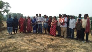 बेंगाबाद, 26 मई: कर्णपुरा में निर्माणाधीन स्टेडियम को लेकर किसानों और भू-स्वामियों का विरोध तेज हो गया है। बहुफसली खेती की जमीन पर स्टेडियम निर्माण के खिलाफ अब फॉरवर्ड ब्लॉक भी खुलकर किसानों के समर्थन में उतर आया है।
फॉरवर्ड ब्लॉक के जिला संयोजक एवं बेंगाबाद के पूर्व जिला परिषद सदस्य राजेश यादव ने मंगलवार को कर्णपुरा पहुंचकर प्रभावित किसानों और भू-स्वामियों से मुलाकात की तथा निर्माण स्थल का जायजा लिया। इस दौरान उन्होंने कहा कि स्टेडियम का निर्माण किसी वैकल्पिक जगह पर किया जाना चाहिए, न कि उन बहुफसली खेतों पर जहां पिछले सौ वर्षों से खेती होती आ रही है। उन्होंने कहा कि यदि किसी कारणवश यही जमीन अधिग्रहित करनी पड़े, तो किसानों और भू-स्वामियों को पर्याप्त मुआवजा दिया जाए।
राजेश यादव ने कहा कि संबंधित जमीन एक जीवित नाला के किनारे स्थित होने के कारण अत्यंत उपजाऊ और उपयोगी रही है। किसानों ने उन्हें बताया कि जमीन अधिग्रहण के खिलाफ उन्होंने कई जगह आवेदन दिए, लेकिन सुनवाई नहीं होने पर कोर्ट का सहारा लेना पड़ा। किसानों का दावा है कि कोर्ट से फिलहाल निर्माण कार्य रोकने का निर्देश मिला है, इसके बावजूद जबरन काम कराया जा रहा है।
पीड़ित किसानों ने यह भी आशंका जताई कि यदि वे निर्माण कार्य का विरोध करते हैं तो उन्हें झूठे मुकदमों में फंसाया जा सकता है। इस कारण वे खुद को लाचार और बेबस महसूस कर रहे हैं।
इस मौके पर राजेश यादव ने जिला प्रशासन, स्थानीय विधायक, सांसद और सरकार से किसानों को न्याय दिलाने की मांग की। उन्होंने कहा कि विकास के नाम पर किसानों की उपजाऊ जमीन छीनना गलत नीति है, खासकर तब जब झारखंड में खेती योग्य जमीन पहले से ही सीमित है। उन्होंने चेतावनी दी कि यदि किसानों को न्याय नहीं मिला तो लोकतांत्रिक तरीके से आंदोलन किया जाएगा।