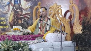 गिरिडीह के आईसीआर रोड स्थित श्री श्याम मंदिर में मारवाड़ी ब्राह्मण चेरिटेबल ट्रस्ट के तत्वावधान में सात दिवसीय श्रीमद् भागवत कथा का शुभारंभ मंगलवार को भव्य कलश यात्रा के साथ हुआ। कथा का वाचन स्वामी स्वामी श्री नरेन्द्राचार्य जी महाराज द्वारा किया जा रहा है।
यह धार्मिक आयोजन 26 मई से 1 जून 2026 तक प्रतिदिन शाम 4 बजे से रात 8 बजे तक आयोजित होगा। कार्यक्रम के मुख्य यजमान उषा किरण शर्मा, उनके पुत्र अभिषेक कुमार शर्मा एवं पुत्रवधु मीनाक्षी शर्मा हैं।
शुभारंभ अवसर पर निकाली गई कलश यात्रा में सैकड़ों महिलाओं ने भाग लिया। ढोल-नगाड़ों और जयघोष के बीच श्रद्धालुओं ने नगर भ्रमण किया। यात्रा मंदिर पहुंचने के बाद वैदिक मंत्रोच्चार के साथ विधिवत कलश स्थापना की गई।
कथा के दौरान श्रद्धालुओं को महाभारत, श्रीकृष्ण जन्म, गोवर्धन पूजा, महारास लीला एवं श्रीराम चरित्र सहित कई धार्मिक प्रसंगों का श्रवण कराया जाएगा। कार्यक्रम का समापन 1 जून को भंडारे के साथ होगा।
आयोजकों ने क्षेत्र के श्रद्धालुओं से अधिक से अधिक संख्या में शामिल होकर धर्म लाभ लेने की अपील की।
रिपोर्ट : अजय चौरसिया