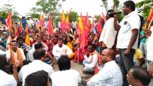 गिरिडीह, 30 मई: ग्रामीण क्षेत्रों में बाधित पेयजलापूर्ति को बहाल करने की मांग को लेकर शुक्रवार को ऑल इंडिया फॉरवर्ड ब्लॉक के बैनर तले सैकड़ों महिला-पुरुषों ने उपायुक्त कार्यालय के समक्ष प्रदर्शन कर धरना दिया। आंदोलनकारियों ने जुलूस निकालकर अपनी मांगों के समर्थन में आवाज बुलंद की।
धरना के बाद उपायुक्त रामनिवास यादव ने संगठन के प्रतिनिधिमंडल से मुलाकात की। इस दौरान पीएचईडी विभाग के अधिकारियों से बातचीत के बाद प्रतिनिधिमंडल को आश्वासन दिया गया कि बेरदोंगा जलापूर्ति योजना से अगले 10 दिनों के भीतर पानी की आपूर्ति शुरू कर दी जाएगी।
आंदोलन का नेतृत्व कर रहे फॉरवर्ड ब्लॉक के जिला संयोजक एवं पूर्व जिला परिषद सदस्य राजेश यादव ने कहा कि बेरदोंगा सहित जिले की अधिकांश जलापूर्ति योजनाएं या तो बंद पड़ी हैं या फिर बदहाल स्थिति में हैं। इससे ग्रामीणों को भारी परेशानी का सामना करना पड़ रहा है। उन्होंने आरोप लगाया कि योजनाओं के क्रियान्वयन में हुई अनियमितताओं और लापरवाही के कारण यह स्थिति उत्पन्न हुई है।
राजेश यादव ने कहा कि जल संकट को लेकर लोगों का धैर्य जवाब दे चुका है, जिसके कारण उन्हें आंदोलन का रास्ता अपनाना पड़ा। उन्होंने चेतावनी दी कि यदि 10 दिनों के भीतर जलापूर्ति शुरू नहीं हुई तो ग्रामीणों के साथ मिलकर बड़े पैमाने पर सड़क पर उतरकर आंदोलन किया जाएगा।
उन्होंने जनप्रतिनिधियों और सरकार पर भी जनता की समस्याओं के प्रति उदासीन रहने का आरोप लगाया।
धरना-प्रदर्शन में फॉरवर्ड ब्लॉक के वरिष्ठ नेता सोमनाथ मुखर्जी सहित बड़ी संख्या में कार्यकर्ता एवं ग्रामीण मौजूद रहे।