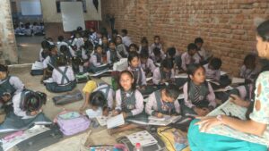 गिरिडीह जिले के तिसरी प्रखंड अंतर्गत चंदौरी स्थित सरस्वती बाल शिशु मंदिर चंदौरी पर सरकारी निर्देशों की अनदेखी का आरोप लगा है। भीषण गर्मी और लगातार बढ़ते तापमान को देखते हुए प्रशासन द्वारा स्कूलों को बंद रखने का निर्देश जारी किया गया था, इसके बावजूद विद्यालय संचालित होने से बच्चों और अभिभावकों में नाराजगी देखी जा रही है।
बच्चों से पूछे जाने पर उन्होंने बताया कि मंथली फीस जमा नहीं होने के कारण उन्हें छुट्टी नहीं दी जा रही है। बच्चों ने यह भी आरोप लगाया कि विद्यालय में भीषण गर्मी के बावजूद पंखे तक की समुचित व्यवस्था नहीं है, जिससे उन्हें काफी परेशानी का सामना करना पड़ रहा है।
जिले के अधिकांश विद्यालयों में गर्मी को देखते हुए अवकाश घोषित कर दिया गया है, लेकिन यहां बच्चों की सेहत की अनदेखी की जा रही है। वहीं जब विद्यालय के प्रिंसिपल से इस संबंध में बात की गई तो उन्होंने कहा कि स्कूल अभी दो दिनों तक और संचालित किया जाएगा।
अब सवाल यह उठ रहा है कि आखिर किसके आदेश पर विद्यालय खोला गया है और क्या बच्चों की सेहत के साथ खिलवाड़ किया जा रहा है।