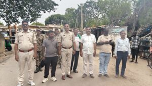 तिसरी। गिरिडीह /बकरीद पर्व को शांतिपूर्ण एवं सौहार्दपूर्ण माहौल में संपन्न कराने को लेकर तिसरी थाना पुलिस द्वारा बुधवार को फ्लैग मार्च निकाला गया। यह फ्लैग मार्च तिसरी थाना परिसर से शुरू होकर मुख्य चौक तक पैदल किया गया। इसके बाद मार्च चंदौरी, पाल्मरूवा, आडसार होते हुए सिंघो और गुमगी क्षेत्र तक जाएगा।
फ्लैग मार्च के दौरान लोगों से आपसी भाईचारा बनाए रखने तथा पर्व को शांतिपूर्ण तरीके से मनाने की अपील की गई। प्रशासन की ओर से सुरक्षा व्यवस्था को लेकर सतर्कता बरती जा रही है।
इस फ्लैग मार्च में तिसरी थाना प्रभारी शंभू नंद ईश्वर, एसआई लव कुमार, सीओ अखिलेश प्रसाद तथा झामुमो प्रखंड अध्यक्ष रिंकू बर्नवाल सहित पुलिस बल एवं अन्य लोग शामिल रहे।