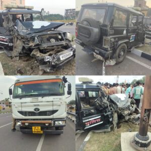 ब्रेकिंग न्यूज़ | अयोध्या
अयोध्या-रायबरेली नेशनल हाईवे पर मऊशिवाला गद्दोपुर मोड़ के पास मंगलवार को एक बड़ा सड़क हादसा हो गया। डायल-112 की बोलेरो वाहन एक ट्रेलर से टकरा गई, जिससे बोलेरो के परखच्चे उड़ गए।
हादसे में डायल-112 वाहन चला रहे पुलिसकर्मी गंभीर रूप से घायल हो गए। घटना के बाद उन्हें तत्काल उपचार के लिए दर्शन नगर स्थित मेडिकल कॉलेज में भर्ती कराया गया, जहां उनका इलाज जारी है।
यह दुर्घटना थाना कैंट क्षेत्र के मऊशिवाला गद्दोपुर मोड़ के पास हुई। पुलिस मामले की जांच में जुटी है तथा हादसे के कारणों का पता लगाया जा रहा है।
स्थान: Ayodhya
थाना क्षेत्र: कैंट थाना, अयोध्या
घायल: डायल-112 वाहन चालक पुलिसकर्मी (गंभीर)