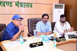 महुआडांड़ (लातेहार): पुलिस अधीक्षक लातेहार के निर्देशानुसार थाना प्रभारी महुआडांड़ द्वारा महुआडांड़ बाजार क्षेत्र को स्वच्छ, सुरक्षित एवं नशामुक्त बनाने के उद्देश्य से एक महत्वपूर्ण बैठक आयोजित की गई।
बैठक में अंबवाटोली एवं महुआडांड़ पंचायत के जनप्रतिनिधियों, जिनमें जिला परिषद सदस्य, मुखिया तथा वार्ड सदस्य शामिल थे, के साथ समन्वय स्थापित कर विभिन्न मुद्दों पर चर्चा की गई। इस दौरान अवैध जावा महुआ शराब के निर्माण एवं बिक्री पर रोक लगाने, बाजार क्षेत्र में स्वच्छता बनाए रखने तथा विवाद उत्पन्न करने वाले असामाजिक तत्वों के विरुद्ध कड़ी कार्रवाई करने पर विशेष जोर दिया गया।
थाना प्रभारी ने जनप्रतिनिधियों से अपील करते हुए कहा कि क्षेत्र में कानून-व्यवस्था, शांति एवं स्वच्छता बनाए रखने के लिए पुलिस प्रशासन को सहयोग प्रदान करें। बैठक में सभी प्रतिनिधियों ने संयुक्त रूप से क्षेत्र को नशामुक्त, स्वच्छ और सुरक्षित बनाने के लिए प्रशासन के साथ मिलकर कार्य करने का आश्वासन दिया।
पुलिस प्रशासन ने स्पष्ट किया कि अवैध गतिविधियों में संलिप्त लोगों के विरुद्ध सख्त कार्रवाई की जाएगी तथा आम नागरिकों से भी ऐसे मामलों की सूचना पुलिस को देने की अपील की गई।