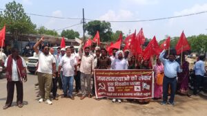 जमुआ (गिरिडीह)। गिरिडीह जिले के जमुआ प्रखंड मुख्यालय परिसर में भारत की कम्युनिस्ट पार्टी (माले) एवं आरवाईए (RYA) के बैनर तले कार्यकर्ताओं और नेताओं ने भ्रष्टाचार के खिलाफ एक दिवसीय धरना-प्रदर्शन किया। प्रदर्शनकारियों ने प्रखंड प्रशासन पर विभिन्न योजनाओं और जनहित से जुड़े कार्यों में अनियमितता एवं भ्रष्टाचार का आरोप लगाते हुए चेतावनी दी कि यदि जल्द सुधार नहीं हुआ तो आंदोलन को और तेज किया जाएगा।
धरना में बड़ी संख्या में पार्टी कार्यकर्ता शामिल हुए। इस दौरान प्रशासन के खिलाफ नारेबाजी करते हुए विभिन्न जनसमस्याओं को प्रमुखता से उठाया गया। सभा को संबोधित करते हुए नेताओं ने कहा कि जमुआ प्रखंड में भ्रष्टाचार चरम पर पहुंच चुका है और आम लोगों को अपने छोटे-छोटे कार्यों के लिए भी कार्यालयों के चक्कर लगाने पड़ रहे हैं।
नेताओं ने आरोप लगाया कि जमीन म्यूटेशन के मामलों में अनावश्यक विलंब किया जा रहा है तथा बिना लेन-देन के लोगों का कार्य नहीं हो रहा है, जिससे गरीब और किसान वर्ग सबसे अधिक प्रभावित हो रहा है।
प्रदर्शनकारियों ने सार्वजनिक वितरण प्रणाली (राशन व्यवस्था) में भी व्यापक गड़बड़ी का आरोप लगाया। उनका कहना था कि जरूरतमंद लाभुकों तक पूरा राशन नहीं पहुंच रहा है तथा कई स्थानों पर राशन की कालाबाजारी की शिकायतें लगातार मिल रही हैं। इसके अलावा घरेलू गैस सिलेंडरों की कथित कालाबाजारी को लेकर भी कार्यकर्ताओं ने कड़ा विरोध जताते हुए दोषियों पर कार्रवाई की मांग की।
माले नेता अशोक पासवान ने कहा, “जमुआ प्रखंड में भ्रष्टाचार और जनता के शोषण के खिलाफ हम लोग आज एक दिवसीय धरना पर बैठे हैं। जमीन म्यूटेशन, राशन वितरण और गैस सिलेंडर की कालाबाजारी जैसी समस्याएं लगातार बढ़ रही हैं। यदि प्रशासन जल्द ठोस कार्रवाई नहीं करता है तो भारत की कम्युनिस्ट पार्टी (माले) अनिश्चितकालीन धरना और व्यापक जन आंदोलन के लिए बाध्य होगी।”
धरना में माले नेता अशोक पासवान, विजय पाण्डेय, रितलाल वर्मा, मनवर हसन बंटी, रंजीत यादव, असगर अली सहित सैकड़ों कार्यकर्ता उपस्थित रहे।
धरना के दौरान पार्टी नेताओं ने प्रशासन को ज्ञापन सौंपते हुए मांग की कि जमीन म्यूटेशन की प्रक्रिया को पारदर्शी बनाया जाए, राशन वितरण व्यवस्था में सुधार किया जाए तथा गैस सिलेंडर की कालाबाजारी पर तत्काल रोक लगाई जाए। साथ ही भ्रष्टाचार में शामिल अधिकारियों एवं बिचौलियों के खिलाफ कड़ी कार्रवाई की भी मांग की गई।
एकदिवसीय धरना के माध्यम से भारत की कम्युनिस्ट पार्टी (माले) ने प्रशासन को चेतावनी दी है कि यदि जनसमस्याओं का समाधान नहीं हुआ तो आने वाले दिनों में आंदोलन और उग्र रूप ले सकता है। अब देखना होगा कि प्रशासन इन आरोपों और मांगों पर क्या कदम उठाता है।
रिपोर्ट : जमुआ, गिरिडीह