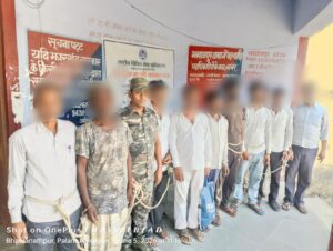 गढ़वा पुलिस अपराधियों और फरार वारंटियों के खिलाफ लगातार कार्रवाई कर रही है। इसी कड़ी में भवनाथपुर थाना पुलिस ने विशेष छापामारी अभियान चलाकर विभिन्न मामलों में वांछित नौ आरोपियों को गिरफ्तार किया है। सभी गिरफ्तार अभियुक्तों को न्यायिक हिरासत में भेज दिया गया है।
वीओ:
गढ़वा जिले के भवनाथपुर थाना क्षेत्र में 4 जून की रात थाना प्रभारी रजनी रंजन के नेतृत्व में विशेष छापामारी अभियान चलाया गया। इस अभियान में थाना के अन्य पुलिस पदाधिकारियों और सशस्त्र बलों ने सहयोग किया। पुलिस ने विभिन्न आपराधिक मामलों में वांछित अभियुक्तों, वारंटियों और फरार आरोपियों की गिरफ्तारी के लिए सघन छापेमारी की।
यह कार्रवाई भवनाथपुर थाना में दर्ज मामलों में न्यायालय द्वारा जारी वारंट और कुर्की आदेशों के अनुपालन के तहत की गई। अभियान के दौरान पुलिस ने कुल 9 अपराधियों को गिरफ्तार किया। गिरफ्तार सभी आरोपियों को आवश्यक कानूनी प्रक्रिया पूरी करने के बाद न्यायिक हिरासत में भेज दिया गया है।
पुलिस अधिकारियों ने बताया कि अपराधियों के खिलाफ आगे भी इसी तरह की कार्रवाई जारी रहेगी, ताकि क्षेत्र में कानून-व्यवस्था कायम रहे और अपराध पर प्रभावी नियंत्रण सुनिश्चित किया जा सके।