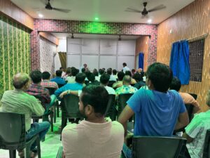 गिरिडीह। भारतीय जनता पार्टी नगर मंडल की मासिक बैठक नगर अध्यक्ष जयशंकर सिन्हा सिंकू की अध्यक्षता में बस स्टैंड रोड स्थित एक होटल में संपन्न हुई। बैठक में प्रधानमंत्री Narendra Modi के 12 वर्षों के विकास कार्यों को जन-जन तक पहुंचाने, "एक पेड़ मां के नाम" अभियान को सफल बनाने, विश्व योग दिवस के आयोजन, नगर कार्यालय के जीर्णोद्धार तथा संगठन विस्तार जैसे महत्वपूर्ण विषयों पर विस्तृत चर्चा की गई।
बैठक में मुख्य अतिथि के रूप में उपस्थित पूर्व मंत्री Chandra Mohan Prasad ने कार्यकर्ताओं को संबोधित करते हुए कहा कि पार्टी कार्यकर्ता दलित बस्तियों में सेवा कार्यों को बढ़ावा दें तथा सरकार की जनकल्याणकारी योजनाओं की जानकारी आम लोगों तक पहुंचाएं। उन्होंने संगठन को बूथ स्तर तक मजबूत करने पर भी जोर दिया।
बैठक के दौरान नगर मंडल के विभिन्न कार्यक्रमों की रूपरेखा तैयार की गई और कार्यकर्ताओं को संगठनात्मक जिम्मेदारियों के प्रति सक्रिय रहने का आह्वान किया गया।
अंत में भाजपा बूथ अध्यक्ष सुनील कुमार राम उर्फ छोटन के आकस्मिक निधन पर गहरा शोक व्यक्त किया गया। उपस्थित नेताओं एवं कार्यकर्ताओं ने दो मिनट का मौन रखकर दिवंगत आत्मा की शांति के लिए प्रार्थना की तथा शोक संतप्त परिवार के प्रति संवेदना व्यक्त की।