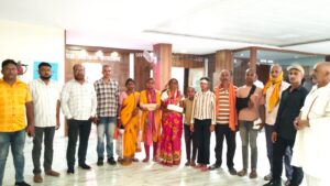 गिरिडीह, 8 जून। हीरोडीह थाना क्षेत्र के बंगारो निवासी इंद्रदेव यादव हत्याकांड में आरोपियों द्वारा मृतक के परिजनों को लगातार धमकियां दिए जाने के मामले को लेकर रविवार को भाकपा माले, राजद और फॉरवर्ड ब्लॉक की संयुक्त टीम ने गिरिडीह के पुलिस अधीक्षक डॉ. विमल कुमार से मुलाकात की।
इस दौरान मृतक इंद्रदेव यादव की पत्नी, उनके पांचों बच्चे तथा अन्य परिजन भी मौजूद थे। परिजनों ने एसपी को बताया कि घटना का मुख्य साजिशकर्ता अब तक पुलिस की गिरफ्त से बाहर है और वह लगातार उन्हें इंद्रदेव यादव की तरह जान से मारने की धमकी दे रहा है। इसके कारण पूरा परिवार भय और असुरक्षा के माहौल में जी रहा है।
प्रतिनिधिमंडल में शामिल पूर्व जिला परिषद सदस्य एवं फॉरवर्ड ब्लॉक नेता राजेश यादव, माले के जमुआ प्रखंड सचिव एवं पूर्व जिला परिषद सदस्य मनोवर हसन बंटी तथा राजद नेता ललन यादव ने एसपी को मामले की गंभीरता से अवगत कराते हुए सभी आरोपियों की शीघ्र गिरफ्तारी की मांग की।
नेताओं ने कहा कि हत्यारों का मनोबल इतना बढ़ गया है कि वे अब भी मृतक के परिजनों को खुलेआम धमकी दे रहे हैं। ऐसे में पुलिस को जल्द कार्रवाई कर दोषियों को गिरफ्तार करना चाहिए ताकि पीड़ित परिवार को सुरक्षा मिल सके।
मामले की जानकारी सुनने के बाद एसपी ने परिजनों और नेताओं को आश्वस्त किया कि घटना में शामिल किसी भी दोषी को बख्शा नहीं जाएगा। उन्होंने तत्काल खोरीमहुआ एसडीपीओ और हीरोडीह थाना प्रभारी को आवश्यक निर्देश भी दिए।
मुलाकात के बाद नेताओं ने कहा कि उन्हें एसपी के आश्वासन पर भरोसा है, लेकिन यदि आरोपियों की गिरफ्तारी में देरी हुई तो इस मुद्दे को लेकर आगे आंदोलन भी किया जाएगा।
इस अवसर पर अक्षय कुमार, बाली यादव, शंकर यादव, उपेंद्र यादव समेत कई लोग उपस्थित थे।