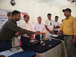 गिरिडीह, 20 जुलाई 2026: शिक्षा का अधिकार अधिनियम (RTE) एवं राष्ट्रीय शिक्षा नीति (NEP) 2020 के प्रभावी क्रियान्वयन को लेकर LEADS द्वारा CACL और RTE फोरम के सहयोग से बनावल धर्मशाला, गिरिडीह में एक दिवसीय जिला स्तरीय कार्यशाला का आयोजन किया गया। कार्यशाला में गुणवत्तापूर्ण एवं समावेशी शिक्षा, बाल अधिकारों की सुरक्षा तथा बाल श्रम उन्मूलन जैसे महत्वपूर्ण विषयों पर विस्तार से चर्चा की गई।
कार्यक्रम के मुख्य अतिथि तिसरी प्रखंड के प्रखंड विकास पदाधिकारी (BDO) मनीष कुमार ने कहा कि प्रत्येक बच्चे को शिक्षा प्राप्त करने का अधिकार है और समाज के सभी वर्गों को यह सुनिश्चित करना चाहिए कि कोई भी बच्चा शिक्षा से वंचित न रहे। उन्होंने गांव स्तर पर शिक्षा से जुड़ी समस्याओं की पहचान कर सामूहिक प्रयासों से उनके समाधान पर जोर दिया।
विशिष्ट अतिथियों में जिला बाल कल्याण समिति (CWC) के सदस्य योगेंद्र यादव, जिला बाल संरक्षण इकाई के सदस्य कामेश्वर कुमार, तिसरी बीआरसी के बीपीओ अक्षय कुमार प्रभाकरन तथा तिसरी प्रखंड प्रमुख राजकुमार यादव शामिल रहे। सभी वक्ताओं ने शिक्षा के अधिकार को जमीनी स्तर तक प्रभावी ढंग से लागू करने की आवश्यकता पर बल दिया।
कार्यशाला में पंचायत प्रतिनिधियों, स्कूल प्रबंधन समिति (SMC) के सदस्यों, शिक्षकों एवं आंगनबाड़ी कार्यकर्ताओं ने भाग लिया। प्रतिभागियों ने अपने अनुभव साझा करते हुए गुणवत्तापूर्ण एवं समावेशी शिक्षा सुनिश्चित करने में समुदाय की भूमिका पर चर्चा की।
इस अवसर पर बच्चों और युवाओं ने बाल श्रम के दुष्परिणामों तथा शिक्षा के महत्व पर आधारित नुक्कड़ नाटक प्रस्तुत किया। उन्होंने अपने सपनों और भविष्य की आकांक्षाओं को साझा करते हुए शिक्षा को जीवन में बदलाव का सबसे बड़ा माध्यम बताया।
कार्यक्रम में एसपीएस (SPS), जागो फाउंडेशन, सवेरा फाउंडेशन, केएससीएफ (KSCF) एवं अभिव्यक्ति फाउंडेशन सहित विभिन्न सामाजिक संगठनों के प्रतिनिधियों ने भी सक्रिय भागीदारी निभाई।
वक्ताओं ने कहा कि सरकार की शिक्षा संबंधी योजनाओं का लाभ अंतिम व्यक्ति तक पहुंचाना जरूरी है। इसके लिए विद्यालयों, स्थानीय संस्थाओं, गैर-सरकारी संगठनों तथा समुदाय के बीच बेहतर समन्वय स्थापित करने की आवश्यकता है, ताकि हर बच्चे को गुणवत्तापूर्ण शिक्षा का अवसर मिल सके।
कार्यक्रम के अंत में सभी प्रतिभागियों ने बाल श्रम मुक्त समाज के निर्माण, गुणवत्तापूर्ण शिक्षा को बढ़ावा देने तथा RTE एवं NEP 2020 के प्रभावी क्रियान्वयन के लिए संयुक्त रूप से कार्य करने का संकल्प लिया। कार्यशाला को सफल बनाने में संस्था के सीनियर मैनेजर महेंद्र कुमार सहित LEADS की टीम की महत्वपूर्ण भूमिका रही।
कार्यक्रम का समापन इस संकल्प के साथ हुआ कि जागरूकता और सामूहिक प्रयासों के माध्यम से प्रत्येक बच्चे तक समावेशी एवं गुणवत्तापूर्ण शिक्षा सुनिश्चित की जाएगी।