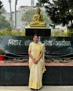 गिरिडीह (धनवार): कहते हैं कि मेहनत, लगन और दृढ़ संकल्प के आगे कोई भी मंजिल दूर नहीं होती। इसका ताजा उदाहरण गिरिडीह जिले के राजधनवार की बेटी काजल कुमारी हैं, जिन्होंने 70वीं बिहार लोक सेवा आयोग (बीपीएससी) परीक्षा में 36वीं रैंक प्राप्त कर एसडीएम (उप समाहर्ता) पद पर चयनित होकर पूरे क्षेत्र का नाम रोशन किया है।
राजा चौक, धनवार निवासी रंजीत प्रसाद कसैरा एवं सरिता देवी की पुत्री काजल कुमारी की इस उपलब्धि से परिवार, रिश्तेदारों और शुभचिंतकों में खुशी का माहौल है। जैसे ही उनके चयन की खबर क्षेत्र में फैली, बधाई देने वालों का तांता लग गया।
काजल की सफलता न केवल उनके परिवार बल्कि पूरे गिरिडीह जिले के लिए गर्व की बात है। उन्होंने यह साबित कर दिया कि ग्रामीण और छोटे शहरों के प्रतिभाशाली युवा भी कठिन परिश्रम और समर्पण के बल पर बड़ी सफलता हासिल कर सकते हैं।
स्थानीय लोगों ने कहा कि काजल की यह उपलब्धि क्षेत्र के युवाओं, विशेषकर छात्राओं के लिए प्रेरणास्रोत है। उनकी सफलता से यह संदेश मिलता है कि लक्ष्य स्पष्ट हो और मेहनत ईमानदारी से की जाए तो कोई भी परीक्षा कठिन नहीं होती।
धनवारवासियों ने काजल कुमारी को उज्ज्वल भविष्य की शुभकामनाएं देते हुए आशा व्यक्त की कि वह प्रशासनिक सेवा में उत्कृष्ट कार्य कर समाज और देश की सेवा करेंगी।